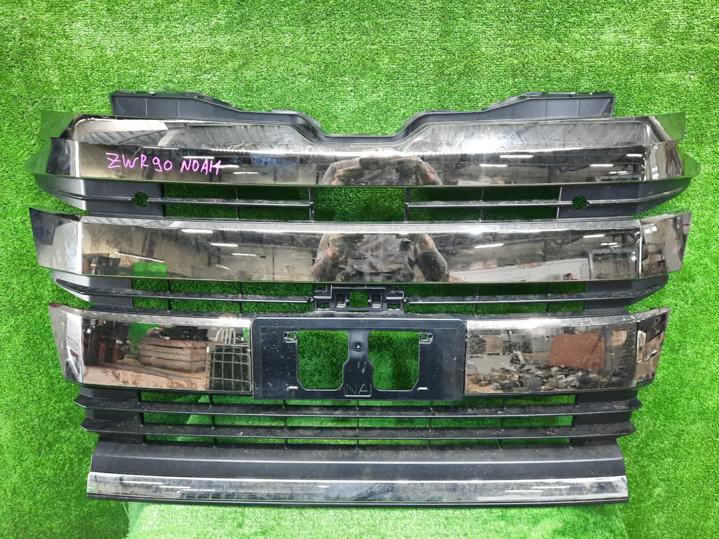 Решетка радиатора TOYOTA NOAH ZWR90W 53101-V1020 1 ракурс