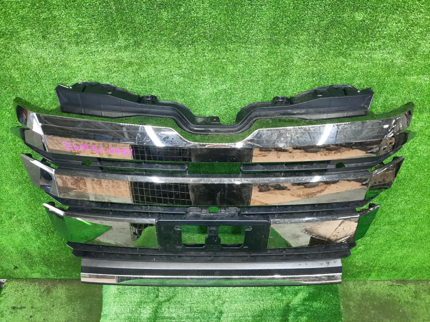 Решетка радиатора TOYOTA NOAH ZWR90W 53101-V1020 2 ракурс