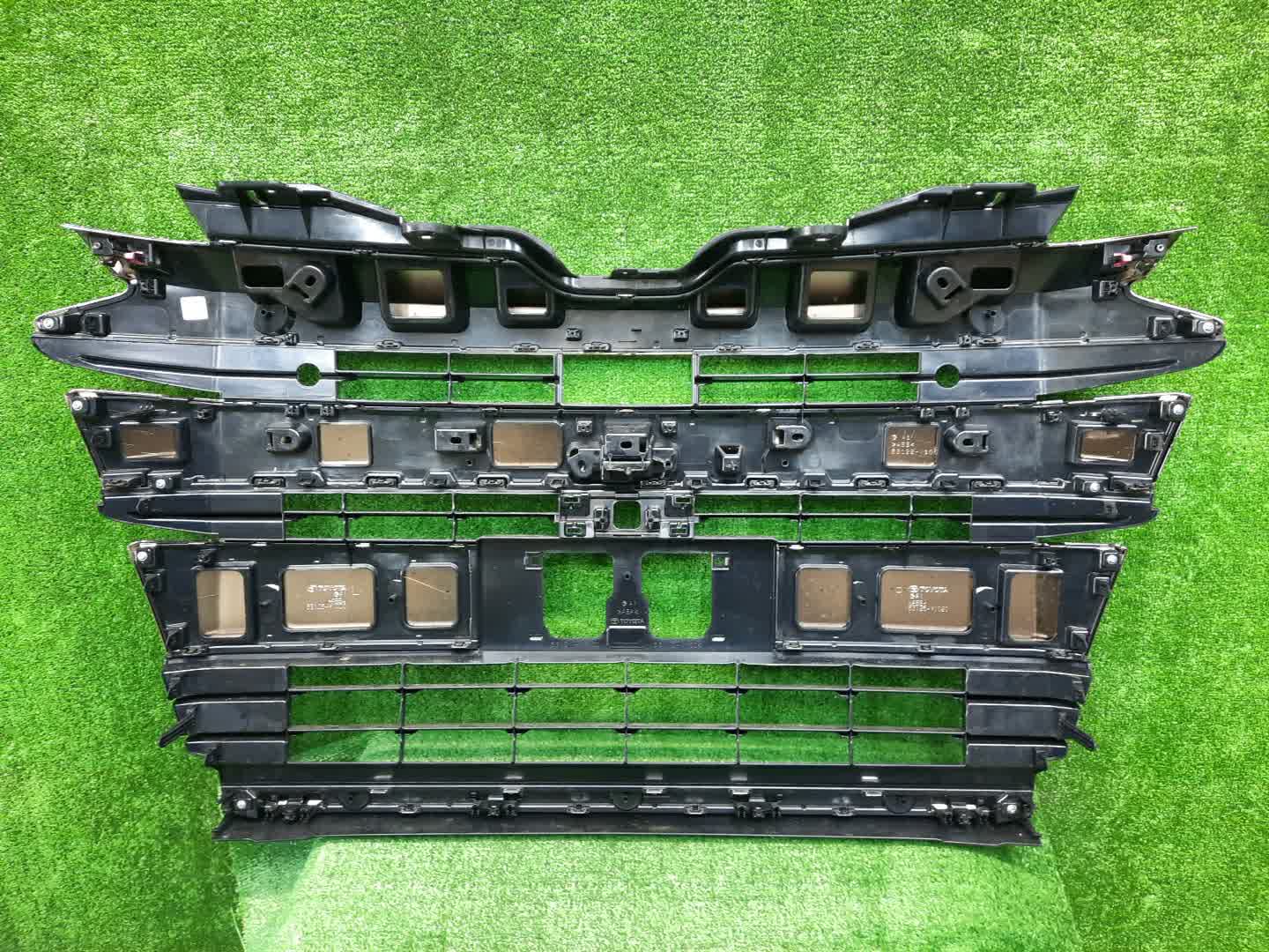 Решетка радиатора TOYOTA NOAH ZWR90W 53101-V1020 4 ракурс