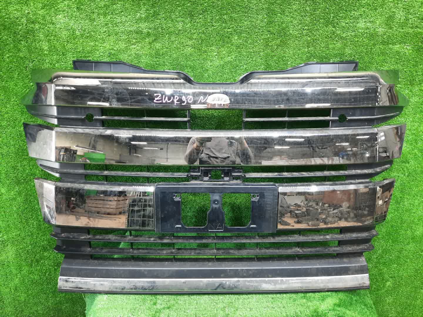 Решетка радиатора TOYOTA NOAH ZWR90W 53101-V1020 1 ракурс