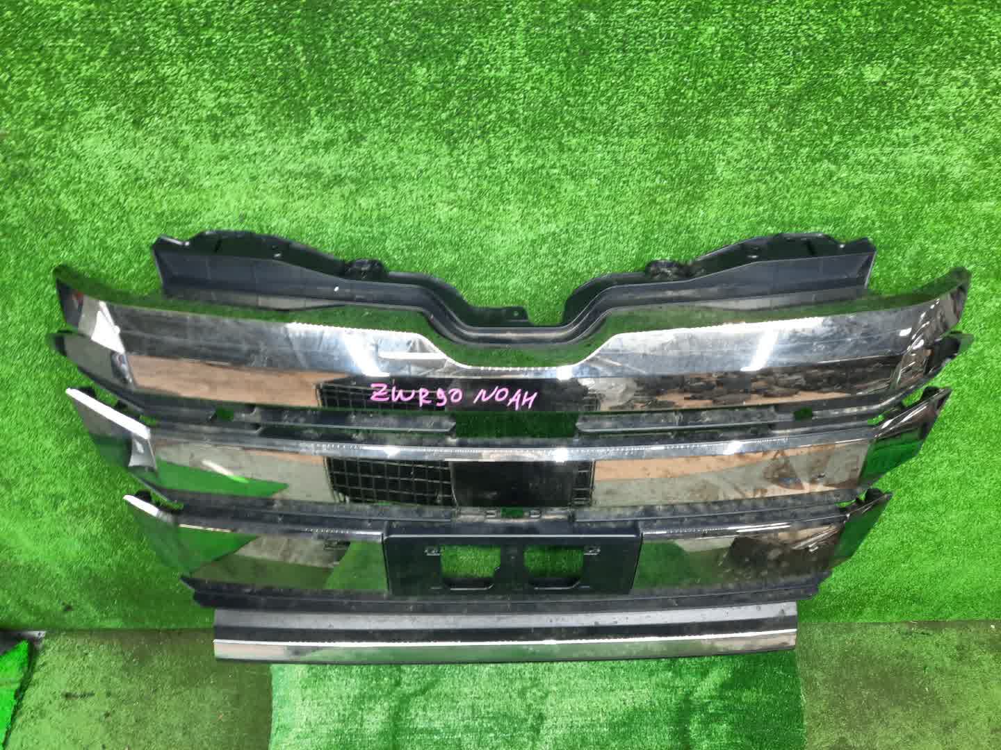 Решетка радиатора TOYOTA NOAH ZWR90W 53101-V1020 2 ракурс