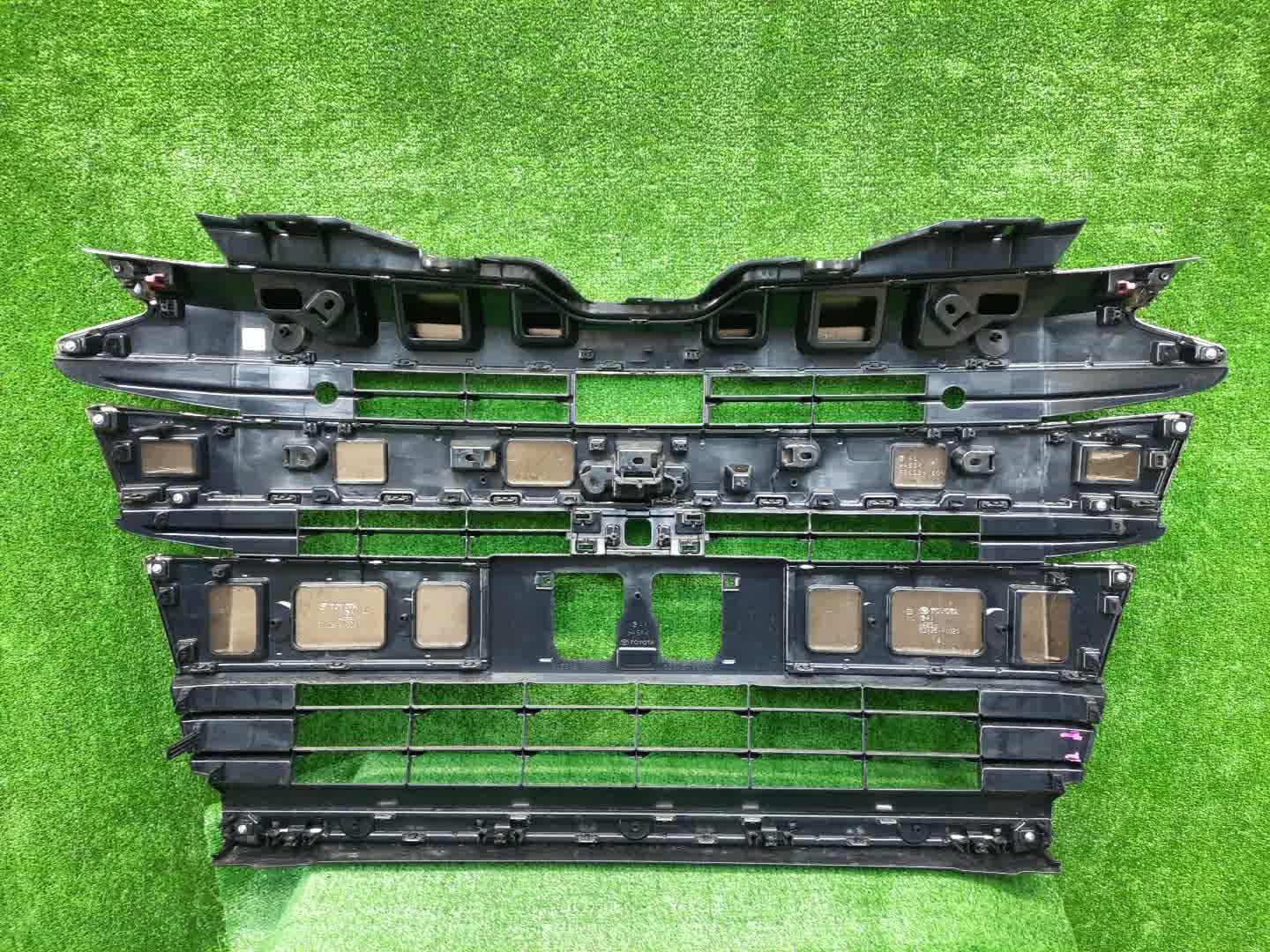 Решетка радиатора TOYOTA NOAH ZWR90W 53101-V1020 3 ракурс