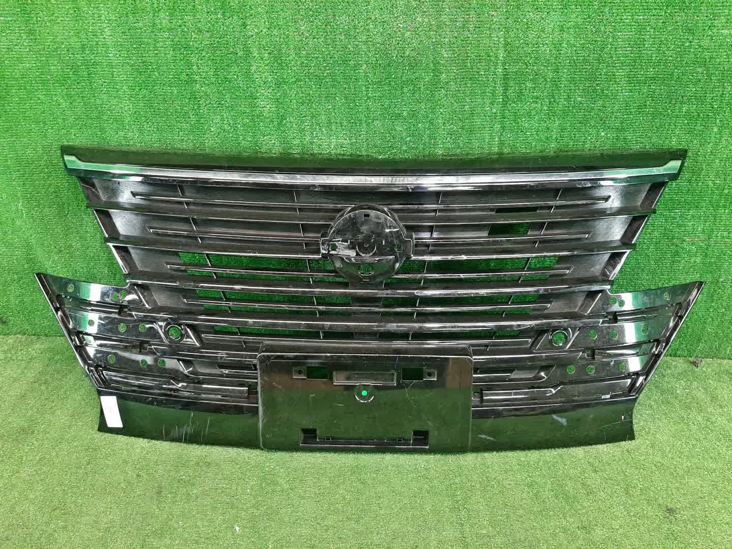 Решетка радиатора NISSAN SERENA C28 62310-7DF0A 1 ракурс