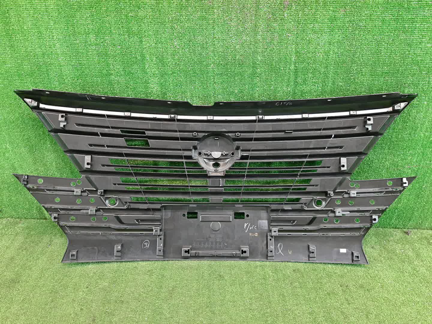 Решетка радиатора NISSAN SERENA C28 62310-7DF0A 3 ракурс