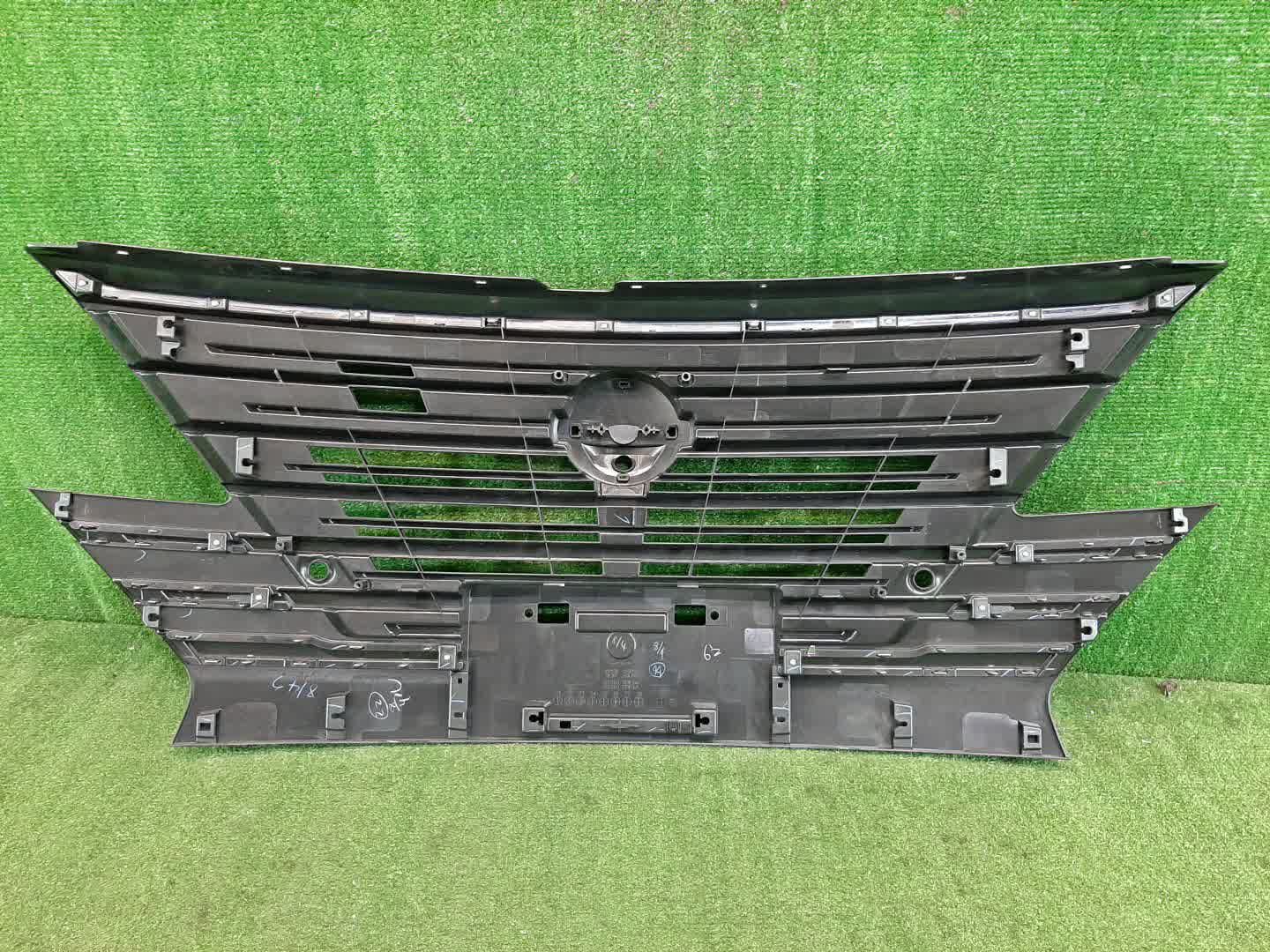 Решетка радиатора NISSAN SERENA C28 62310-7DF0A 2 ракурс