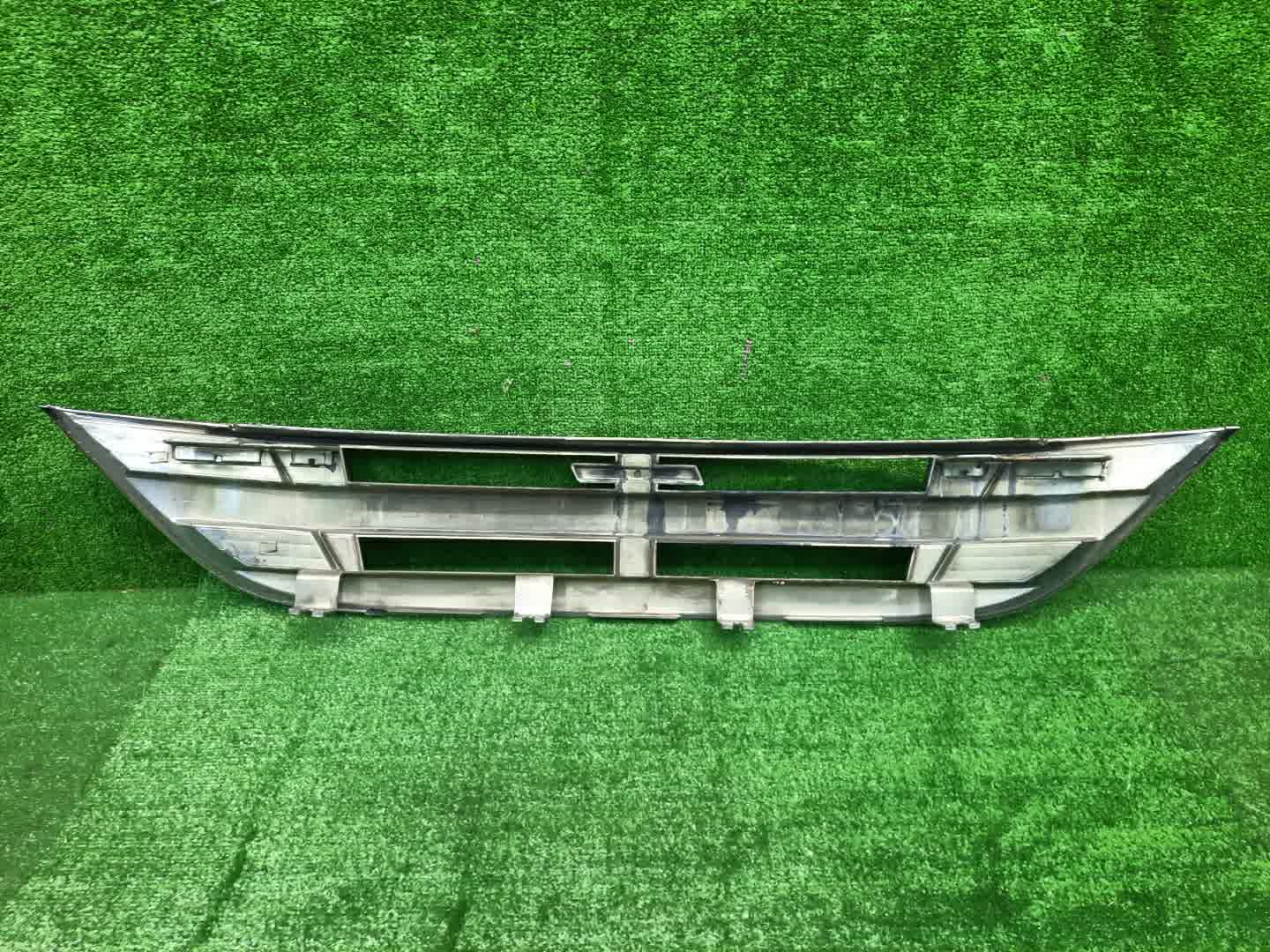 Решетка радиатора HONDA STEPWGN RG1, RG3, RG2 75100-XKN-K0S0 3 ракурс