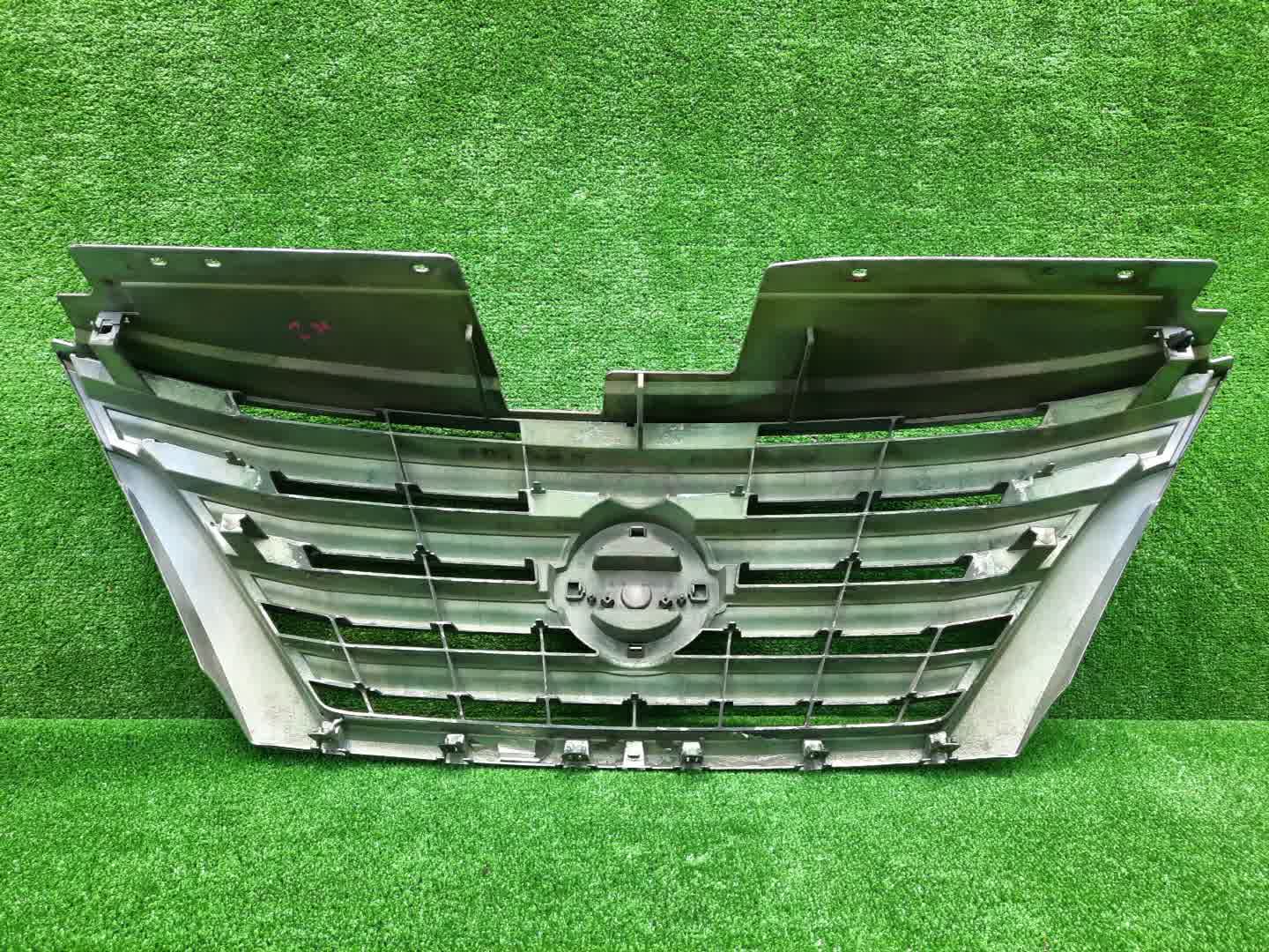 Решетка радиатора NISSAN SERENA C26 62310-3GS0A 2 ракурс
