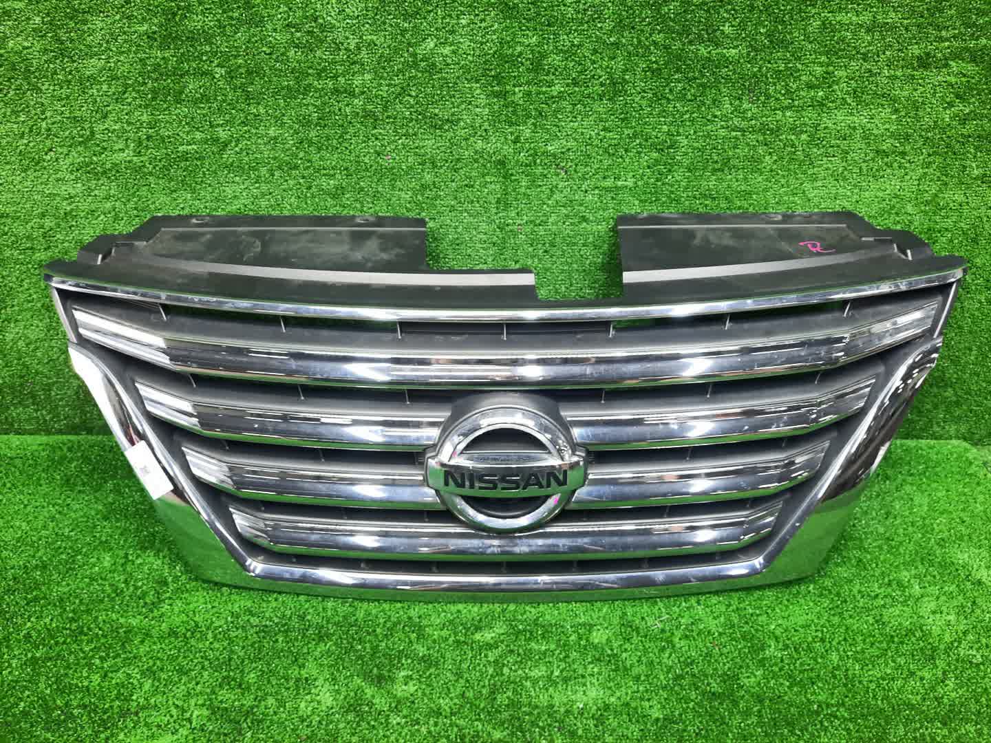 Решетка радиатора NISSAN SERENA C26 62310-3GS0A 1 ракурс