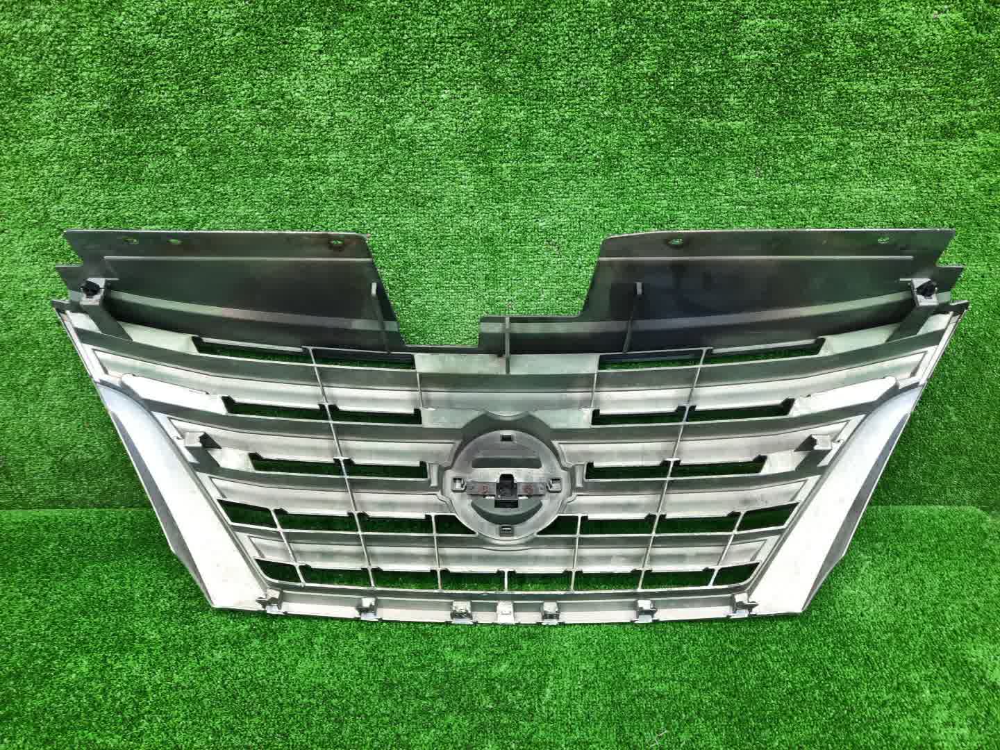 Решетка радиатора NISSAN SERENA C26 62310-3GS0A 3 ракурс