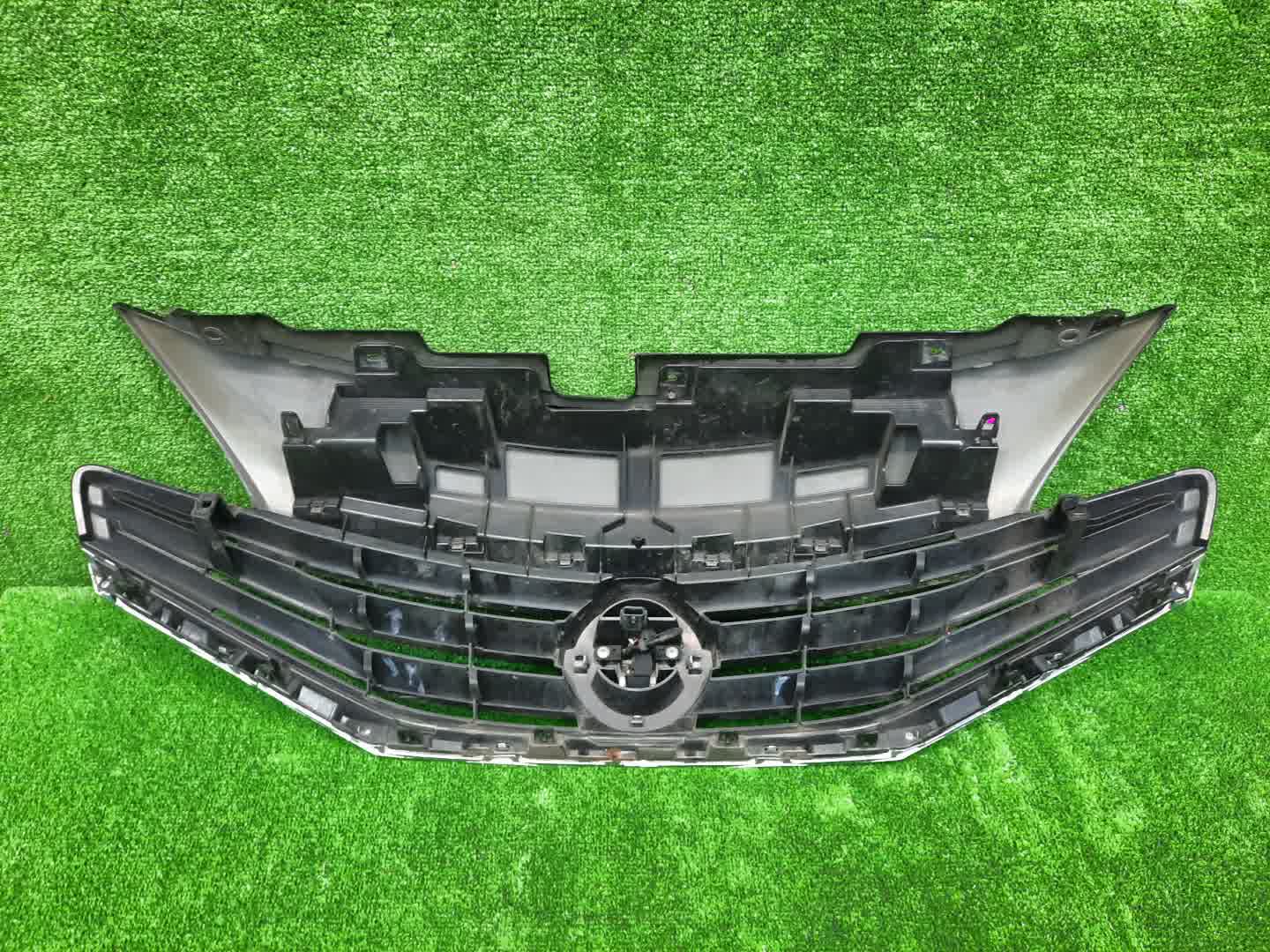 Решетка радиатора NISSAN NOTE E12 2 ракурс