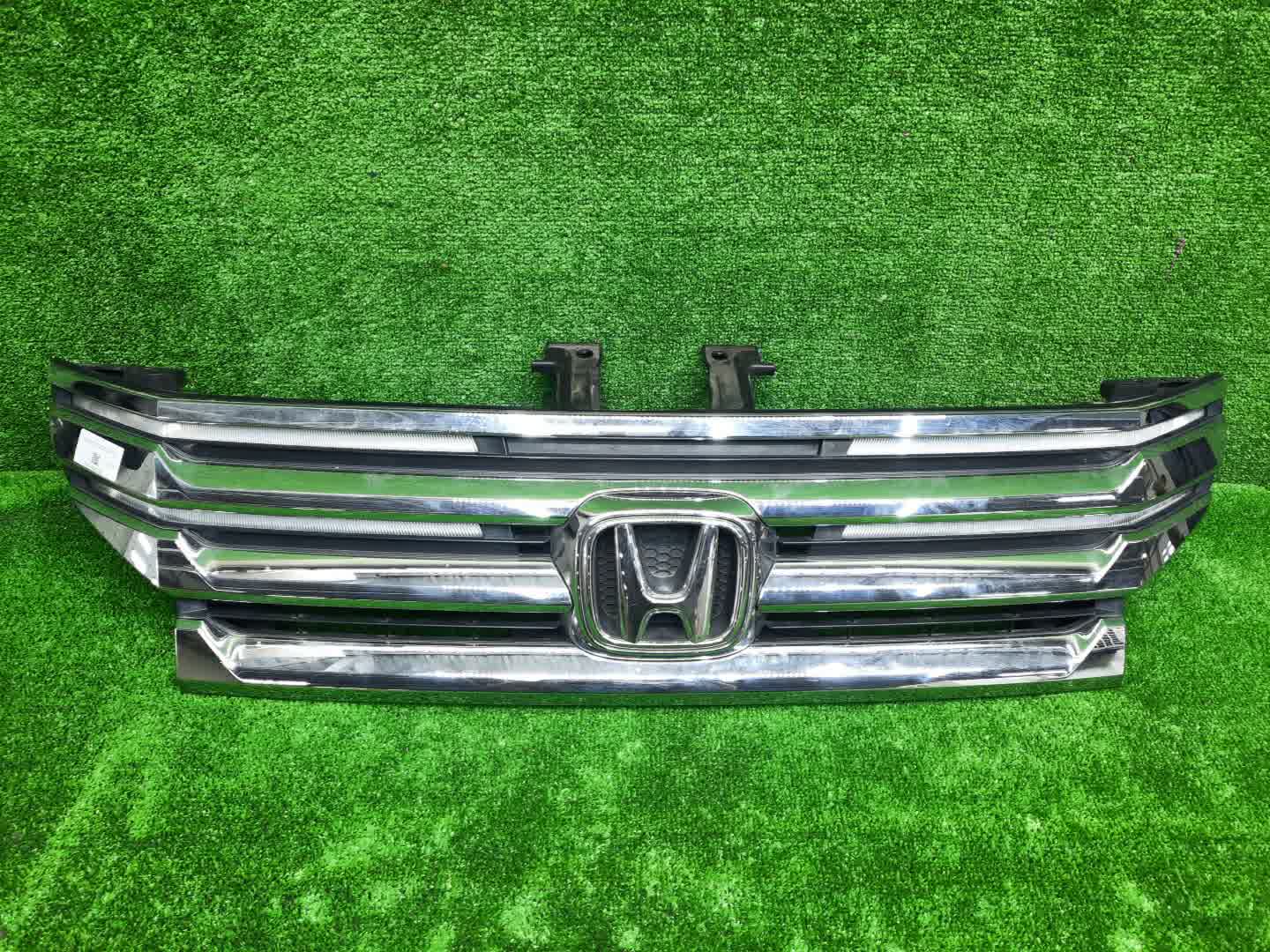 Решетка радиатора HONDA STEPWGN RK5 71123-SZW-N01-M1 1 ракурс Решетка радиатора HONDA STEPWGN RK5 71123-SZW-N01-M1 1 ракурс