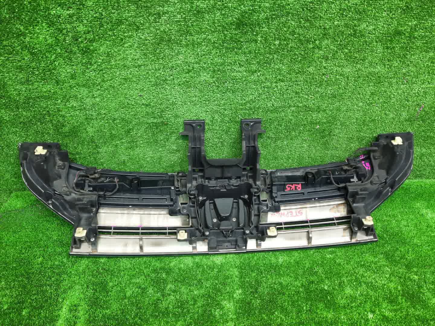 Решетка радиатора HONDA STEPWGN RK5 71123-SZW-N01-M1 2 ракурс Решетка радиатора HONDA STEPWGN RK5 71123-SZW-N01-M1 2 ракурс