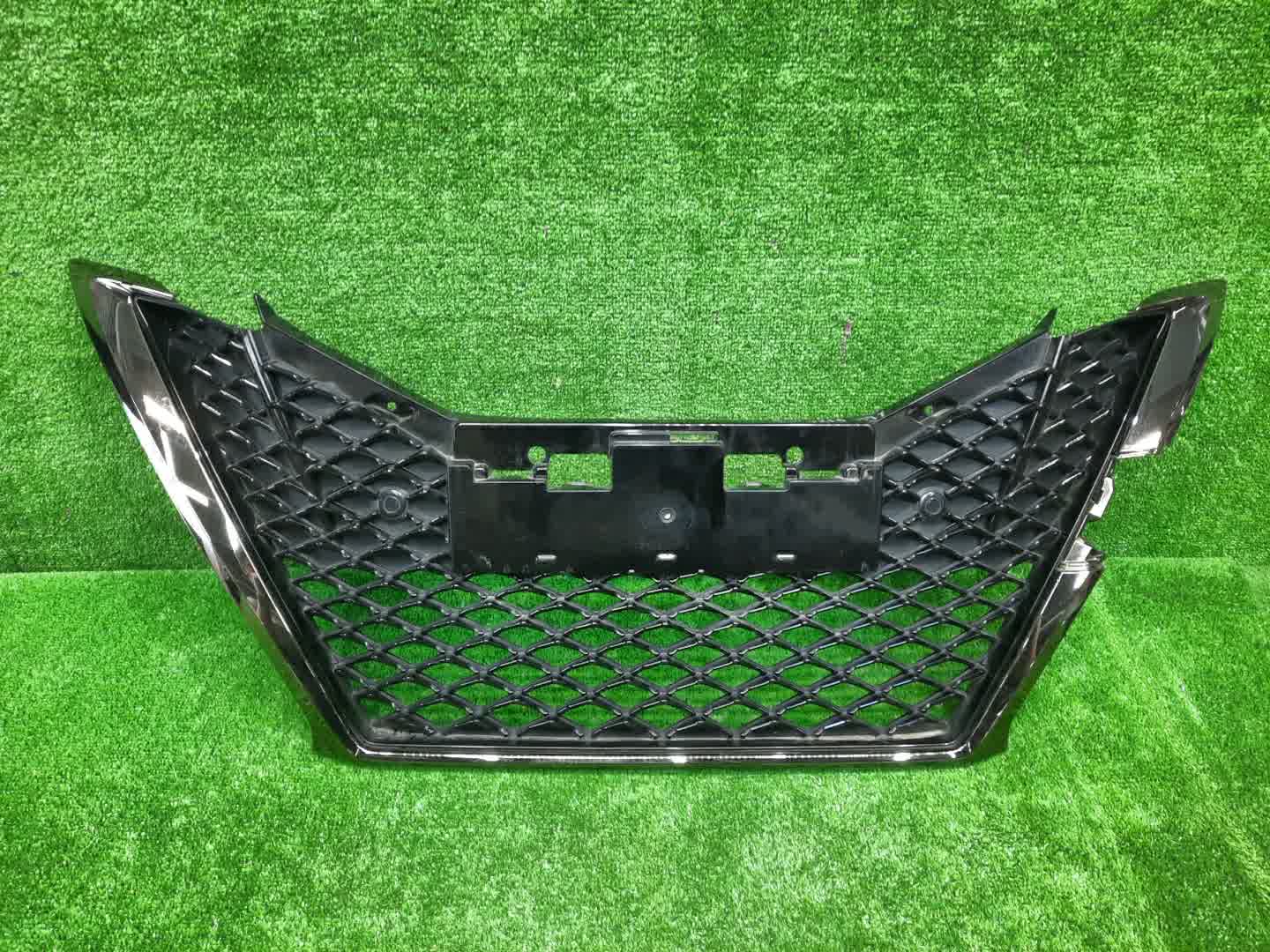 Решетка радиатора TOYOTA CROWN AWS210 53113-30450 1 ракурс