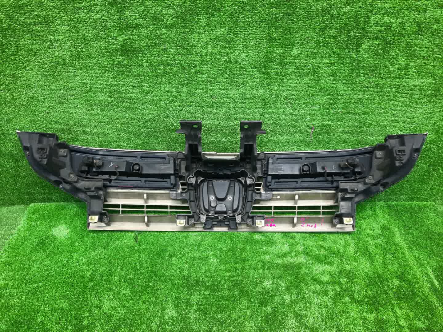 Решетка радиатора HONDA STEPWGN RK5 71160-Z01-M1 2 ракурс