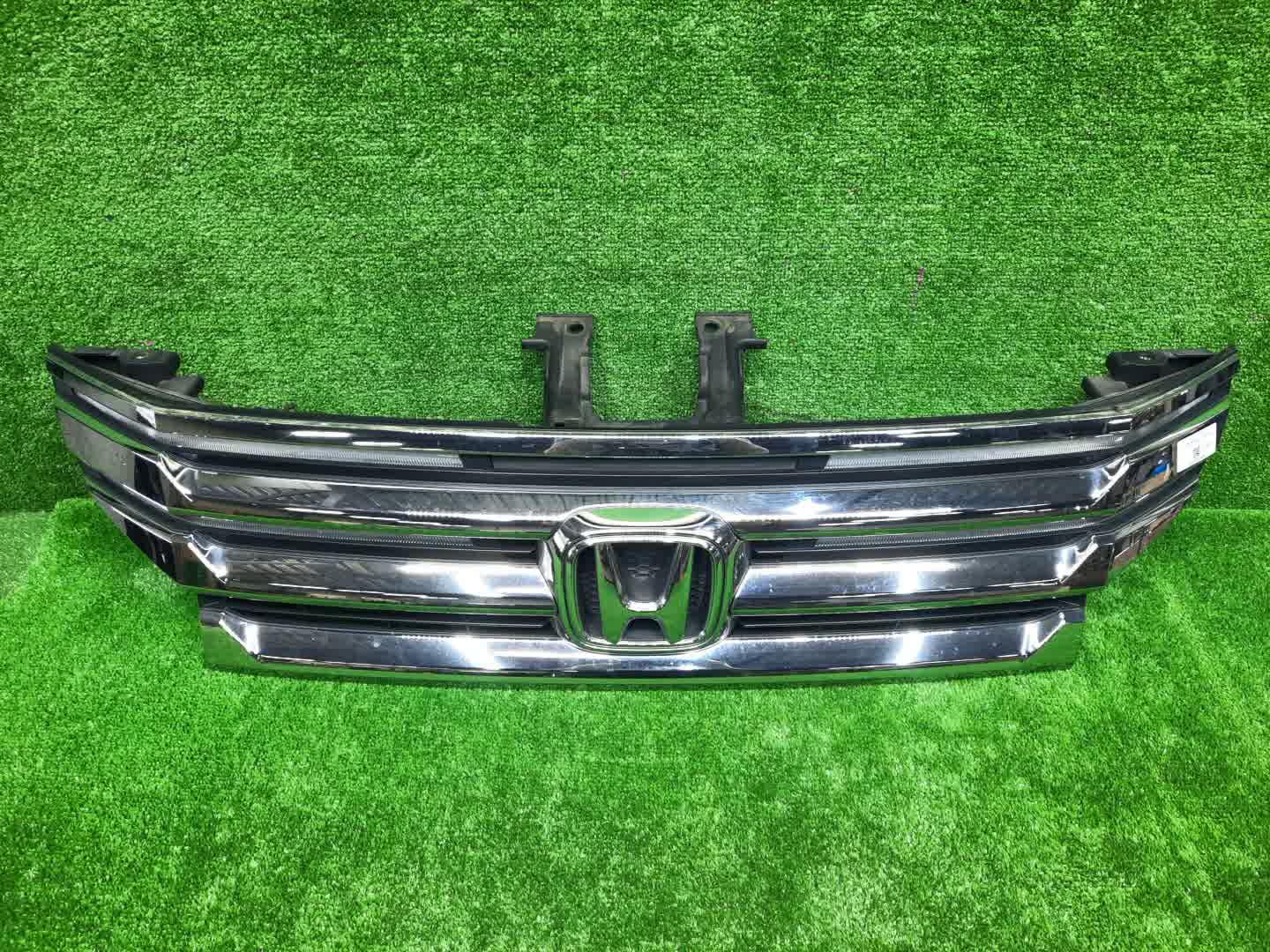 Решетка радиатора HONDA STEPWGN RK5 71160-SZW-Z01-M1 1 ракурс Решетка радиатора HONDA STEPWGN RK5 71160-SZW-Z01-M1 1 ракурс