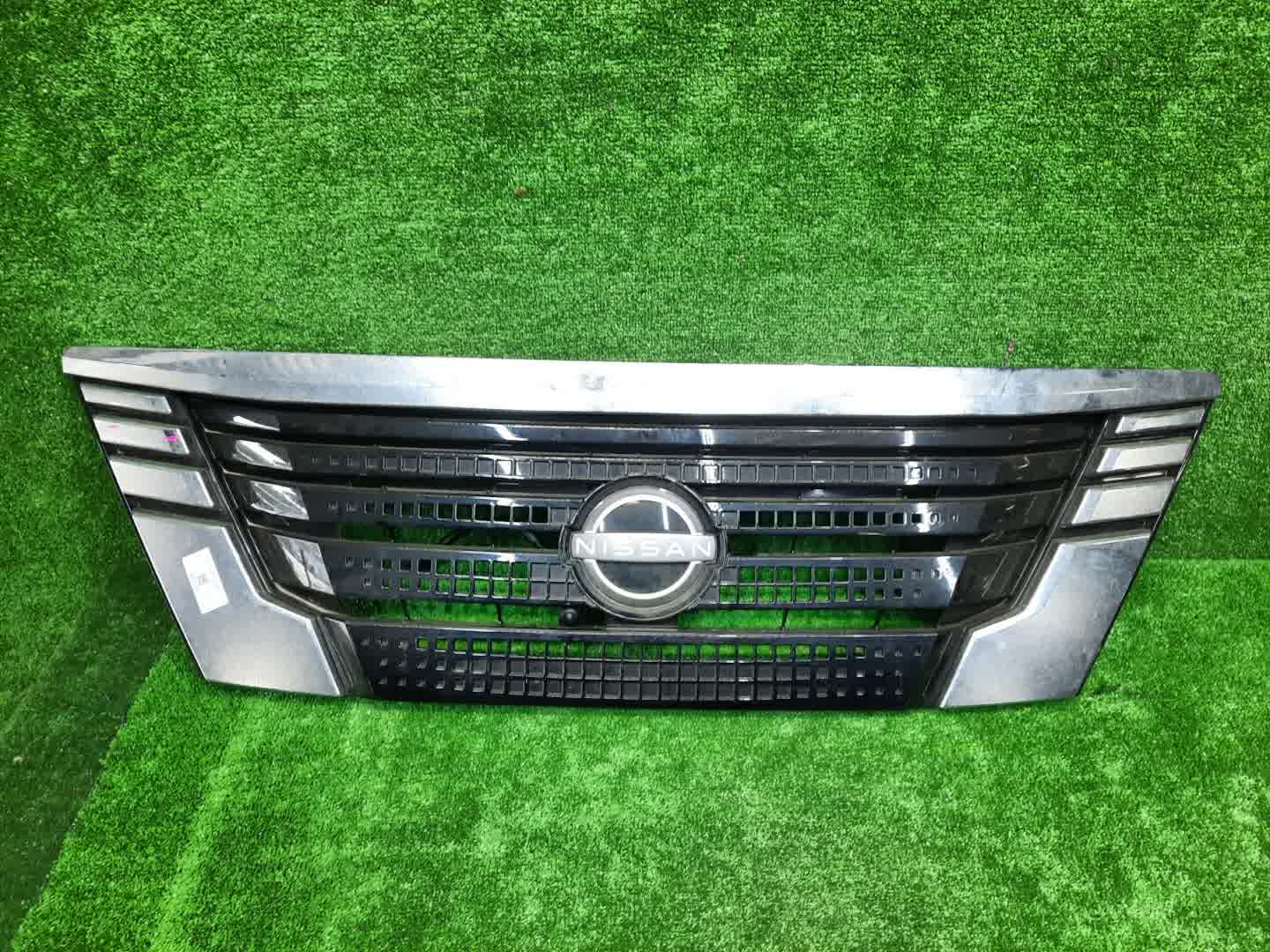 Решетка радиатора NISSAN CARAVAN E26 62310-5YJ1C 1 ракурс