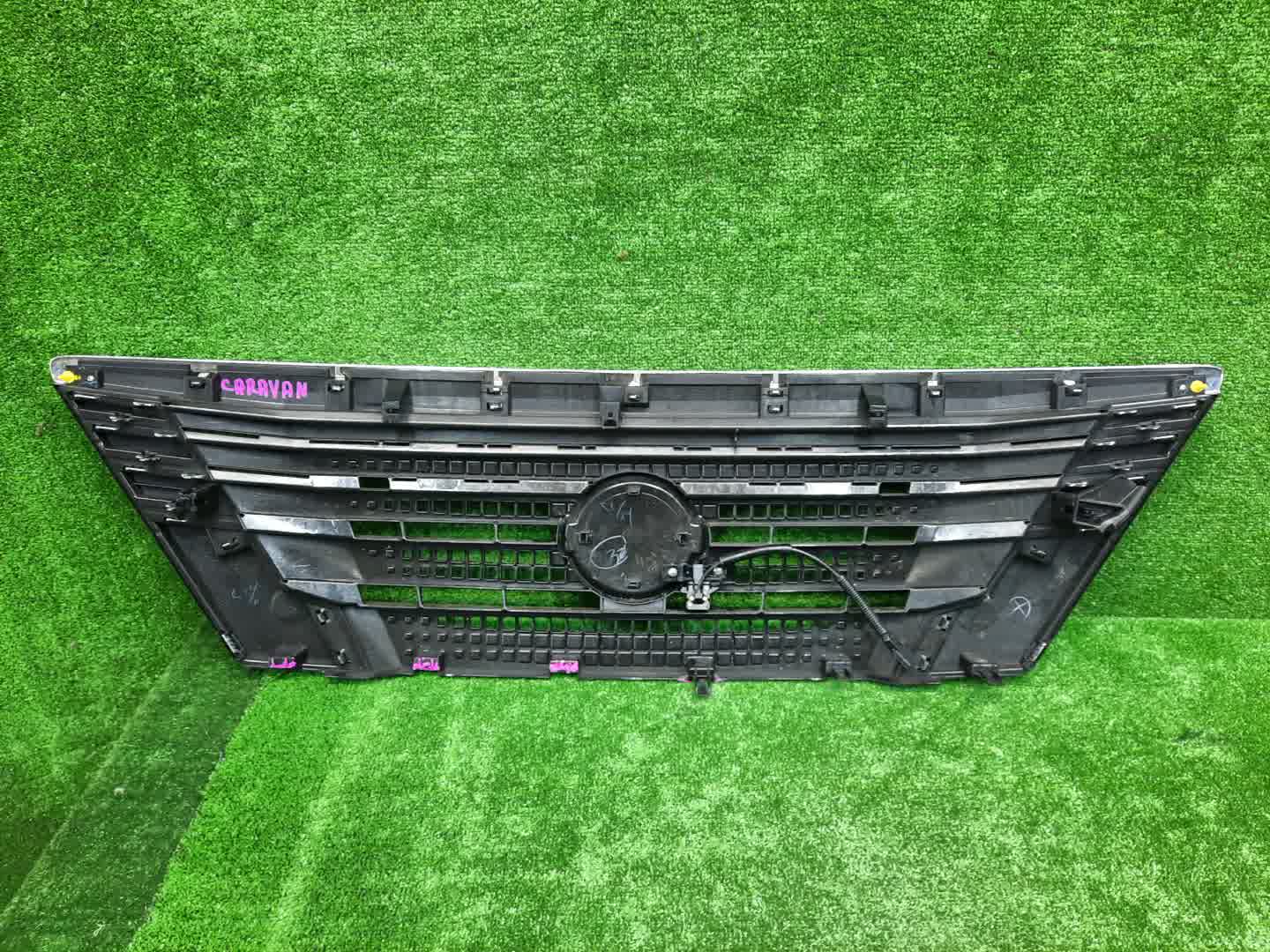 Решетка радиатора NISSAN CARAVAN E26 62310-5YJ1C 3 ракурс