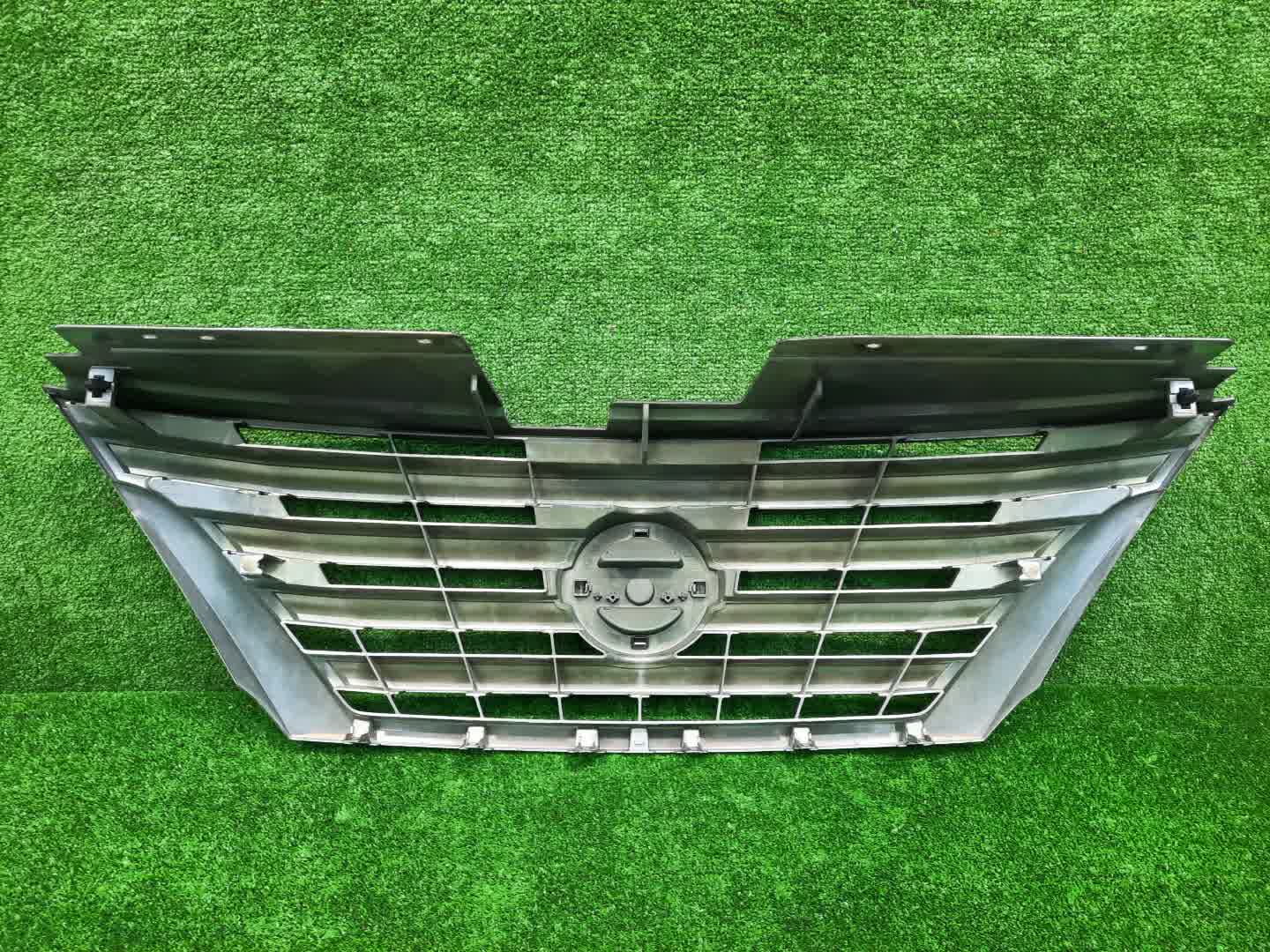 Решетка радиатора NISSAN SERENA C26 62310-3GS0A 2 ракурс
