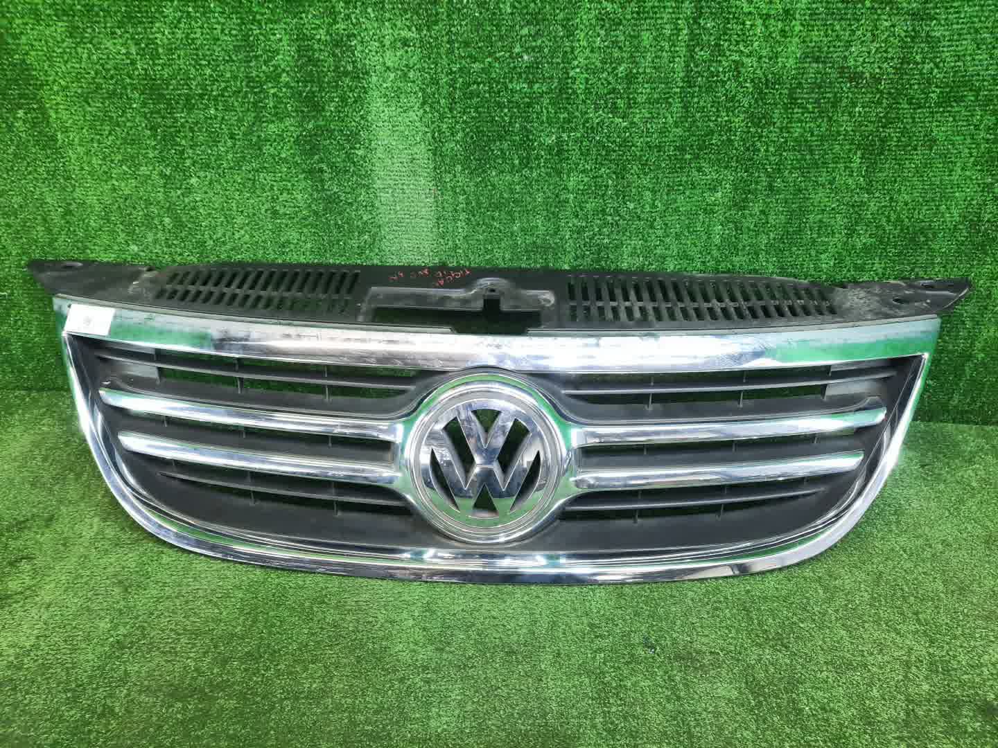 Решетка радиатора VOLKSWAGEN TIGUAN 5N1 5N0853653 1 ракурс