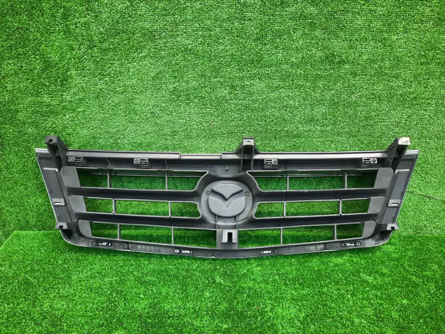 Решетка радиатора MAZDA BONGO FRIENDEE SGLR S51P50712 2 ракурс