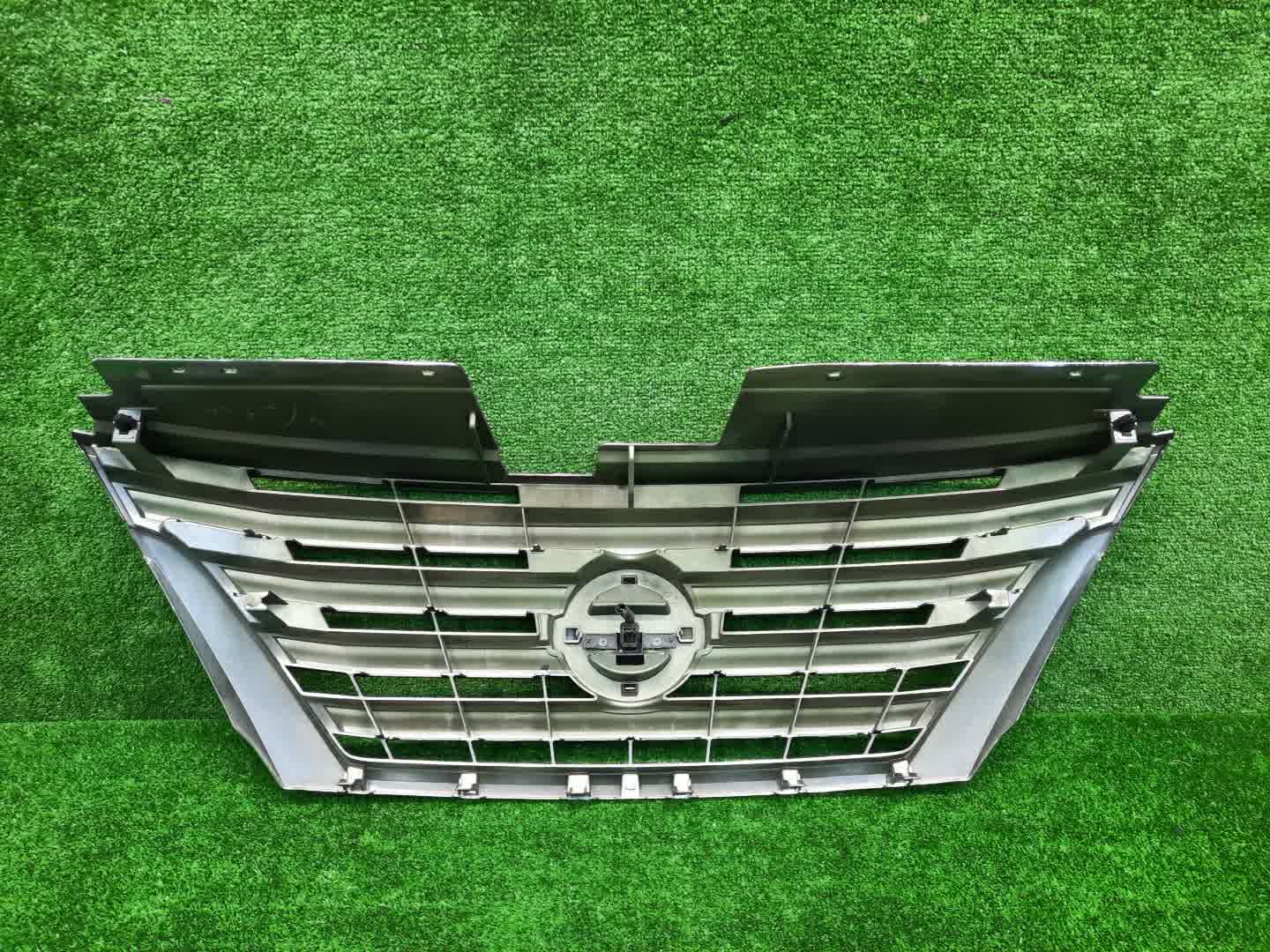 Решетка радиатора NISSAN SERENA C26 62310-3GS0A 3 ракурс