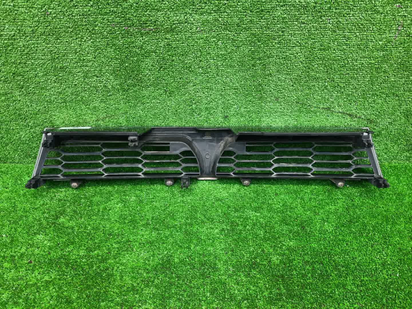 Решетка радиатора MITSUBISHI GALANT, LEGNUM EA1A, EA7A, EC1A, EC7A, EC3A, EC5A, EA3A, EC1W, EC5W, EA1W, EA3W, EA4W, EC3W, EC4W 3 ракурс