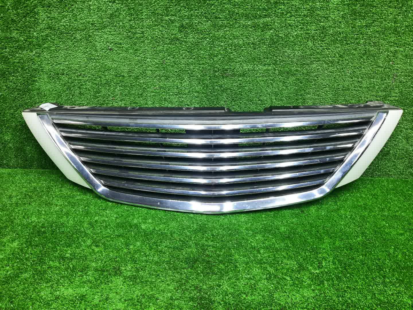Решетка радиатора NISSAN PRESAGE U30, NU30, TU30, TNU30, HU30, VNU30, VU30 62310-1A304 1 ракурс