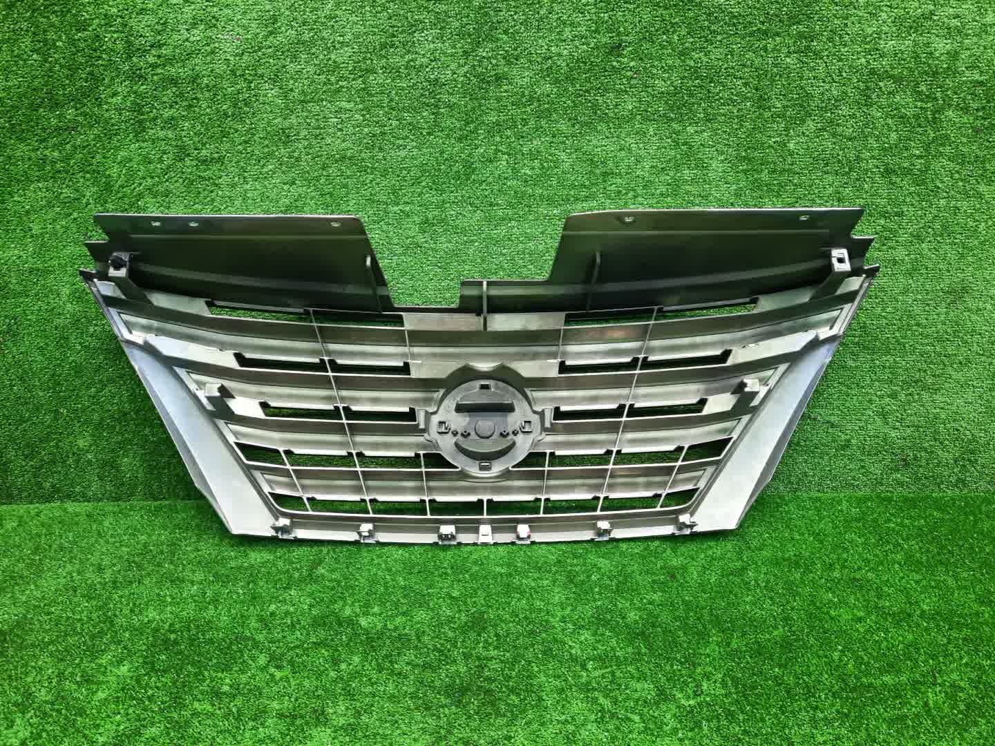 Решетка радиатора NISSAN SERENA C26 62310-3GS0A 2 ракурс