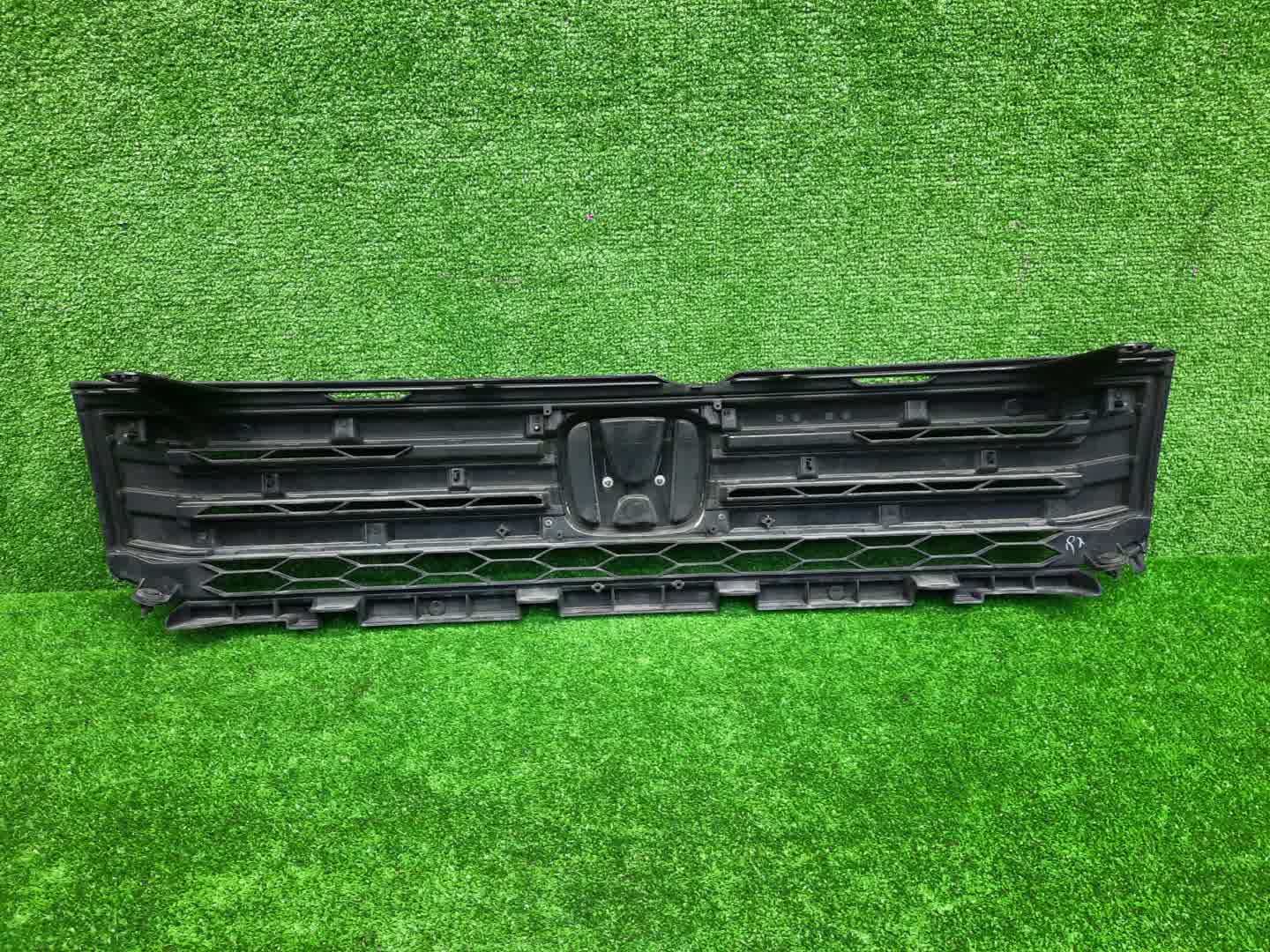 Решетка радиатора HONDA CROSSROAD RT2, RT1, RT3, RT4 71121-SYP-003/71121-SYP-J31 2 ракурс Решетка радиатора HONDA CROSSROAD RT2, RT1, RT3, RT4 71121-SYP-003/71121-SYP-J31 2 ракурс