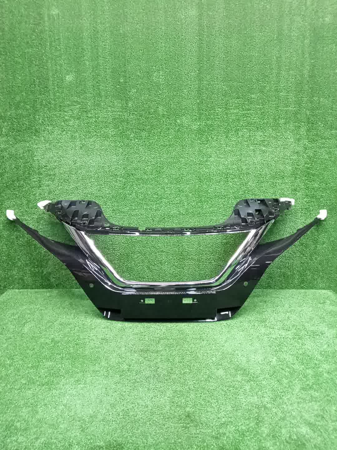 Решетка радиатора NISSAN LEAF ZE1 62070-5SK0B 1 ракурс