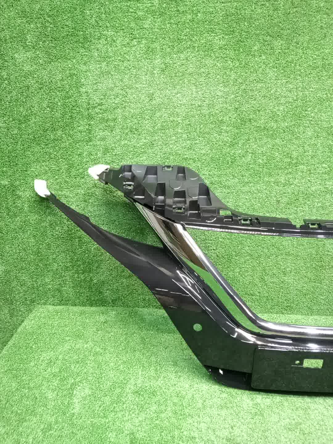 Решетка радиатора NISSAN LEAF ZE1 62070-5SK0B 2 ракурс