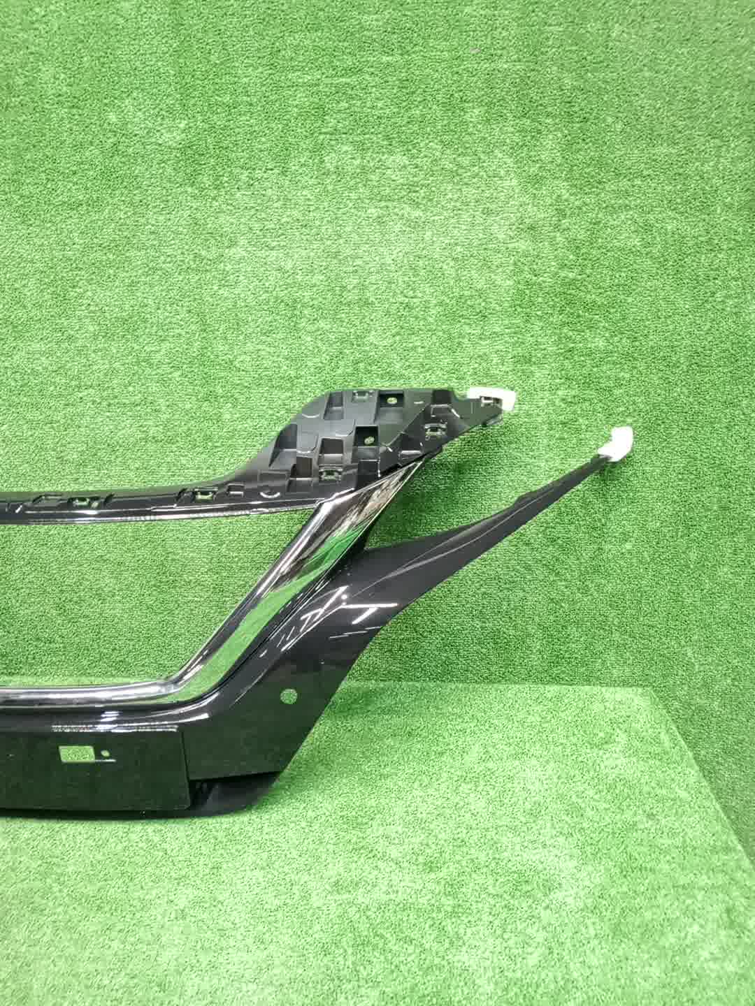 Решетка радиатора NISSAN LEAF ZE1 62070-5SK0B 3 ракурс
