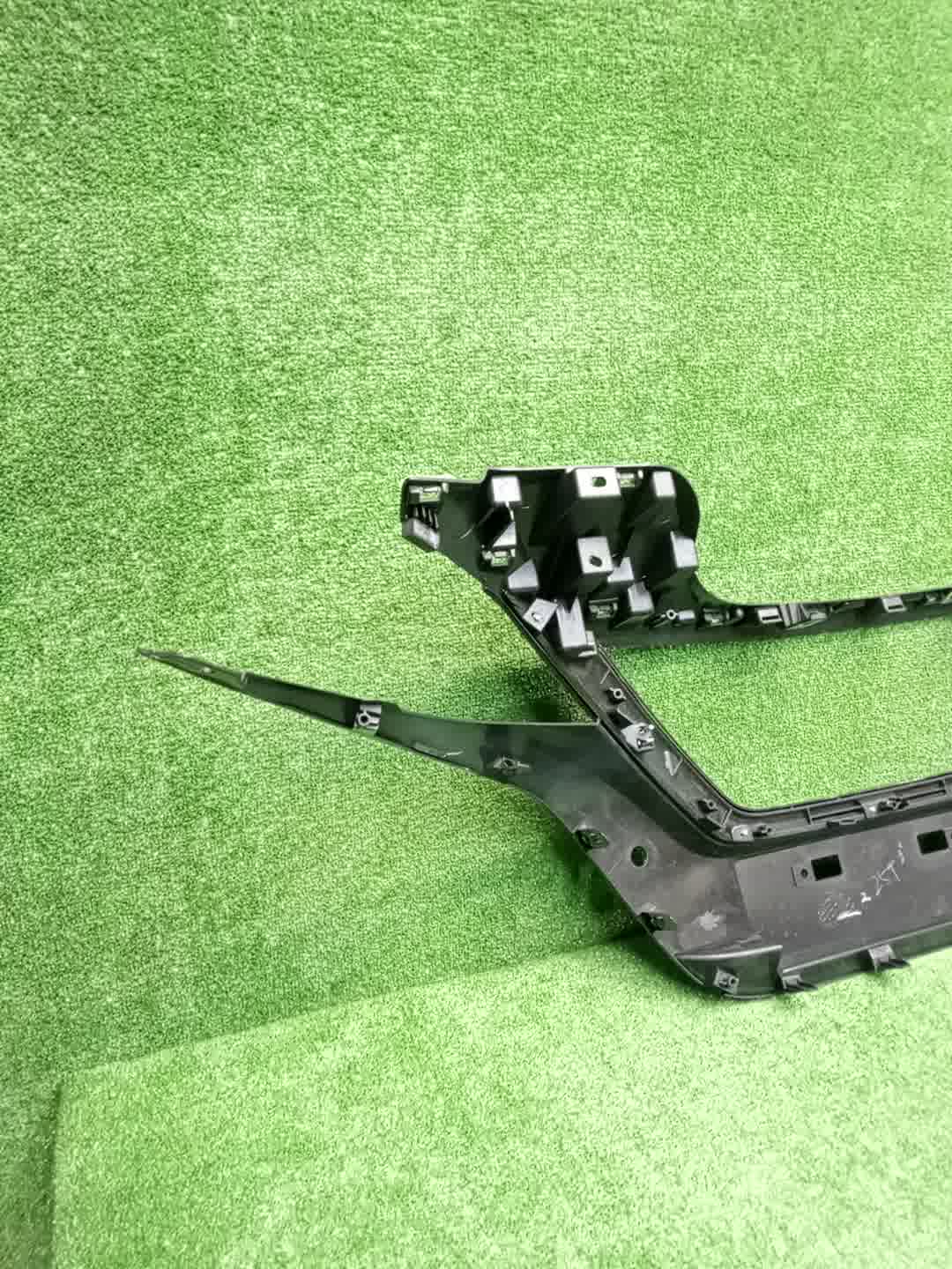 Решетка радиатора NISSAN LEAF ZE1 62070-5SK0B 5 ракурс
