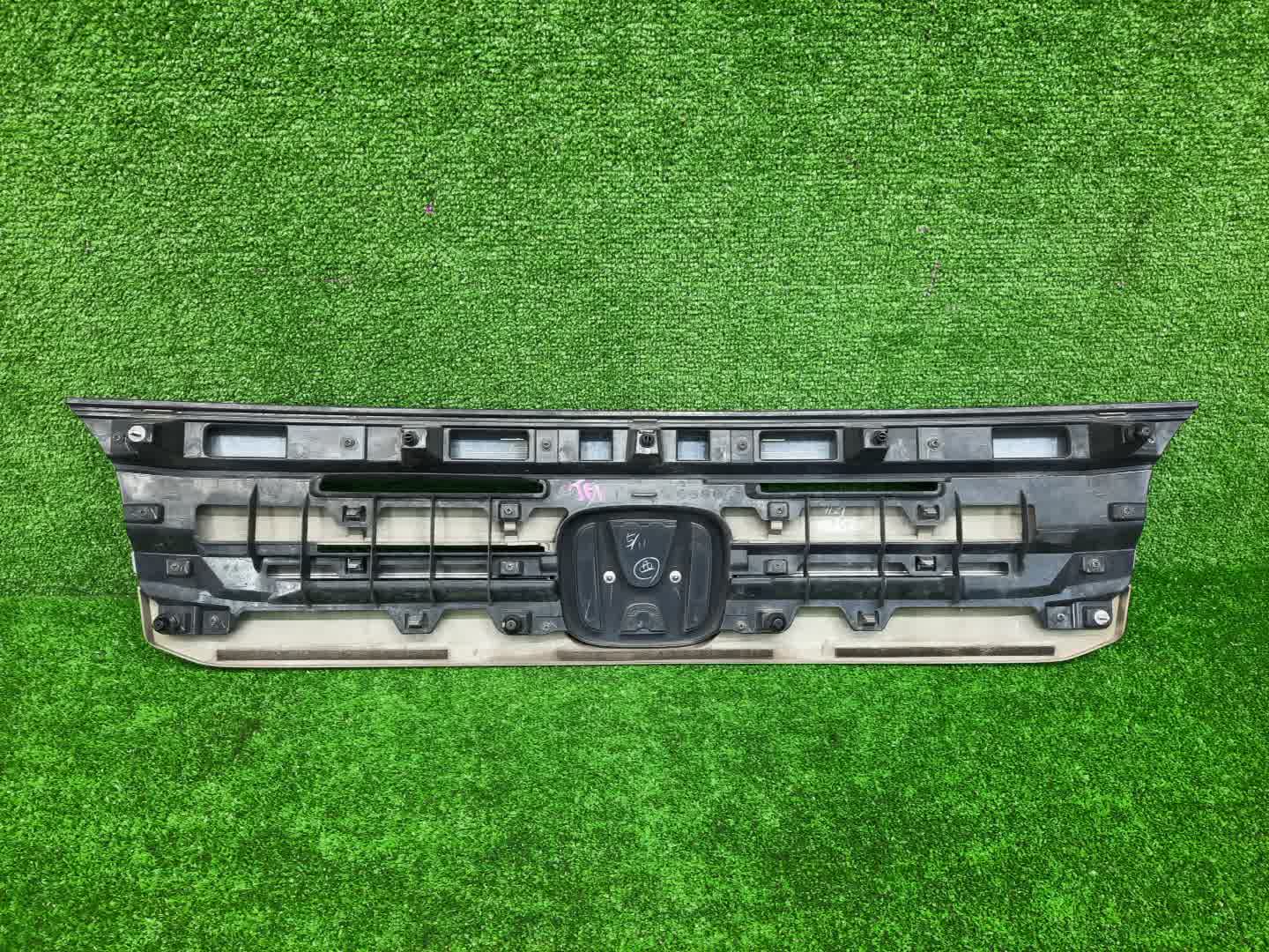 Решетка радиатора HONDA N-BOX JF1 2 ракурс