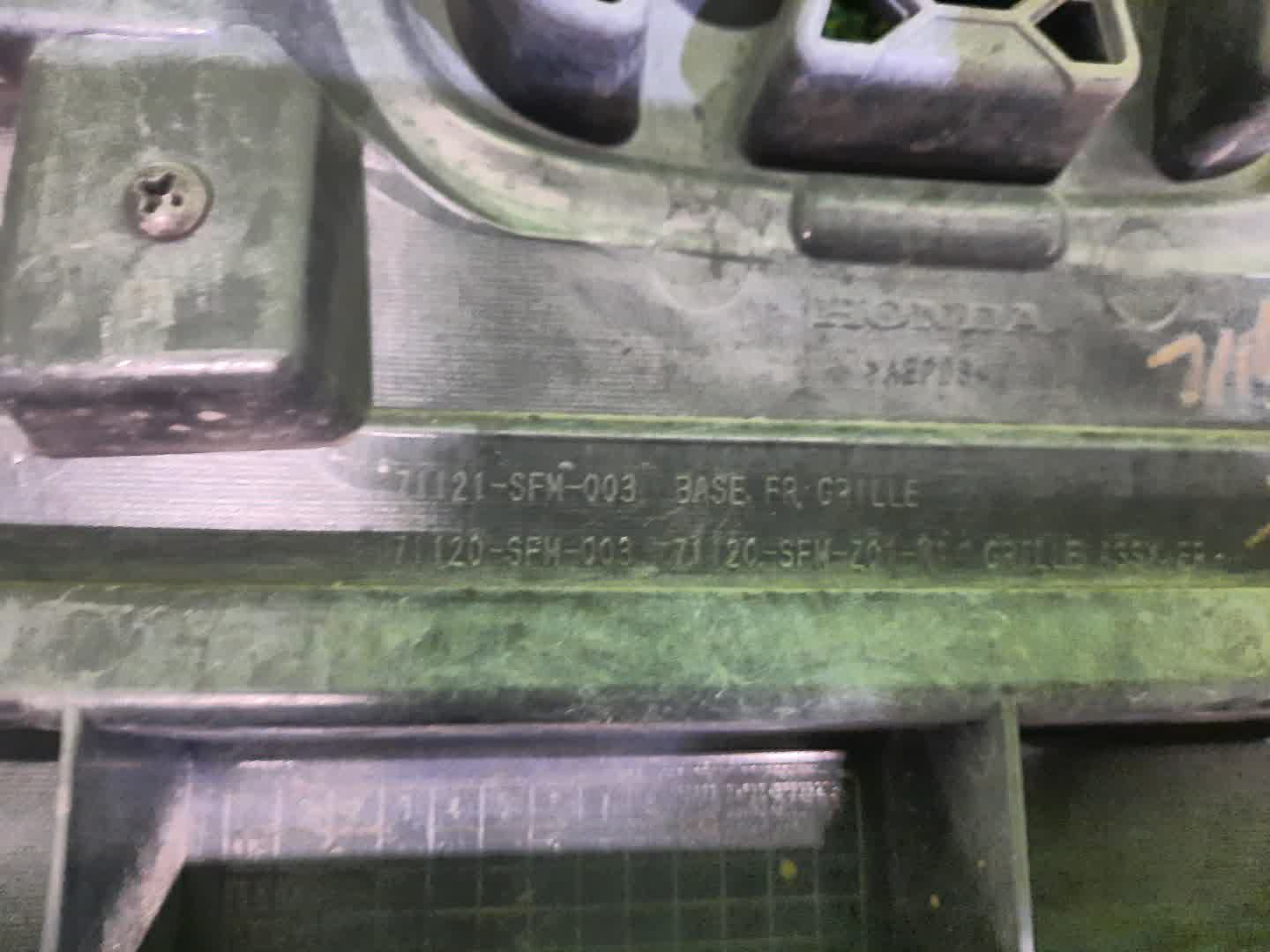 Решетка радиатора HONDA FREED SPIKE GB4 71121-SFM-003 4 ракурс