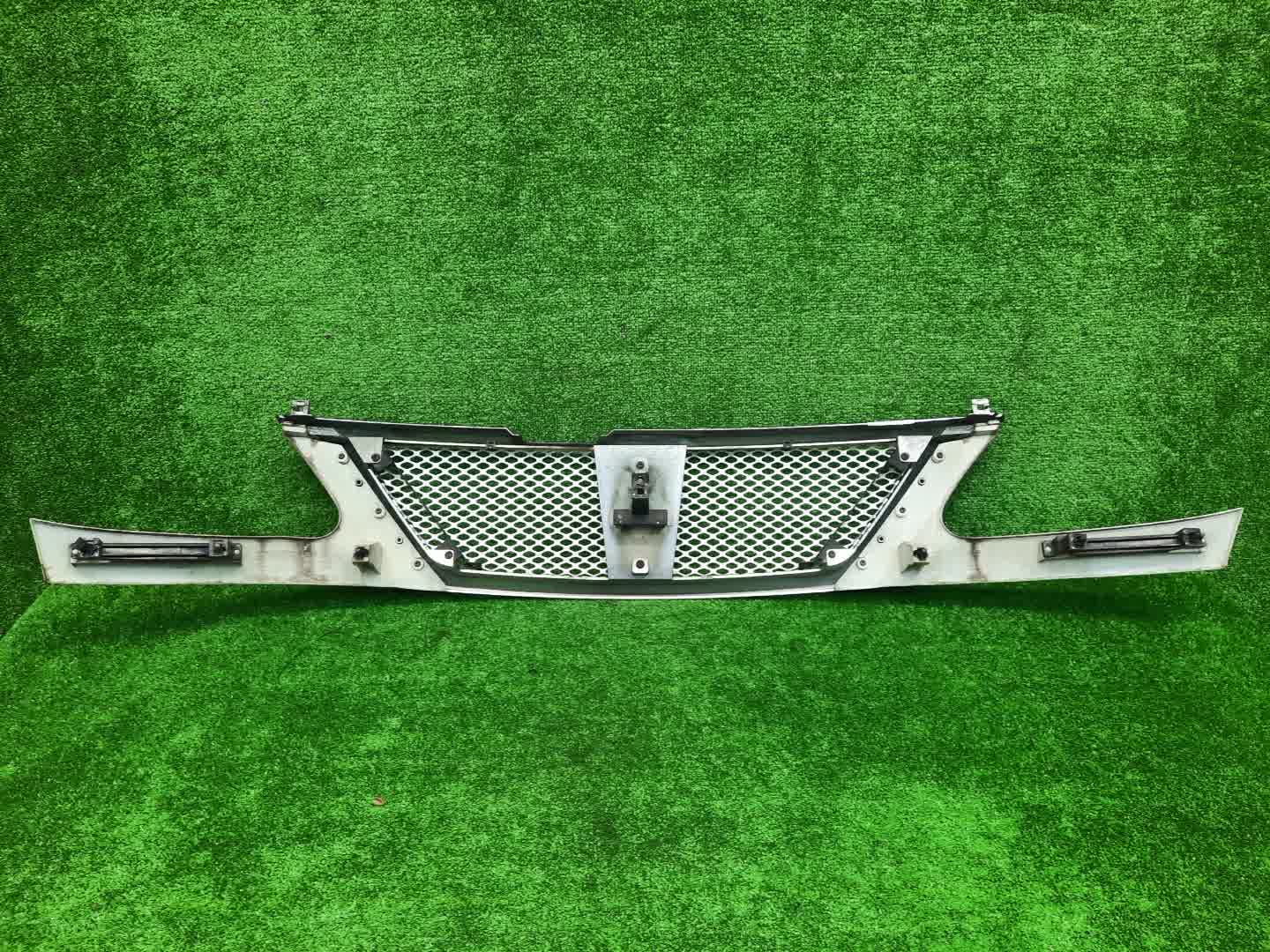 Решетка радиатора NISSAN SERENA TNC24, TC24, RC24, PC24, PNC24, VC24, VNC24 62310-1A200 2 ракурс