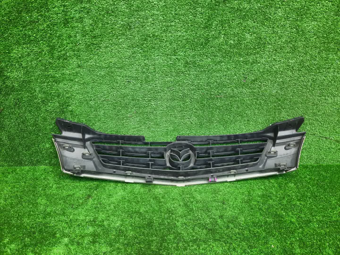 Решетка радиатора MAZDA DEMIO DW3W, DW5W D26750712 2 ракурс