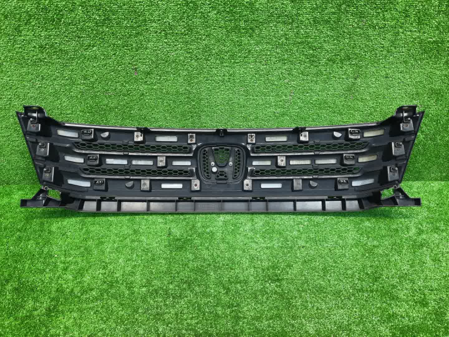 Решетка радиатора HONDA FREED SPIKE GB4 71121-SFM-003 2 ракурс