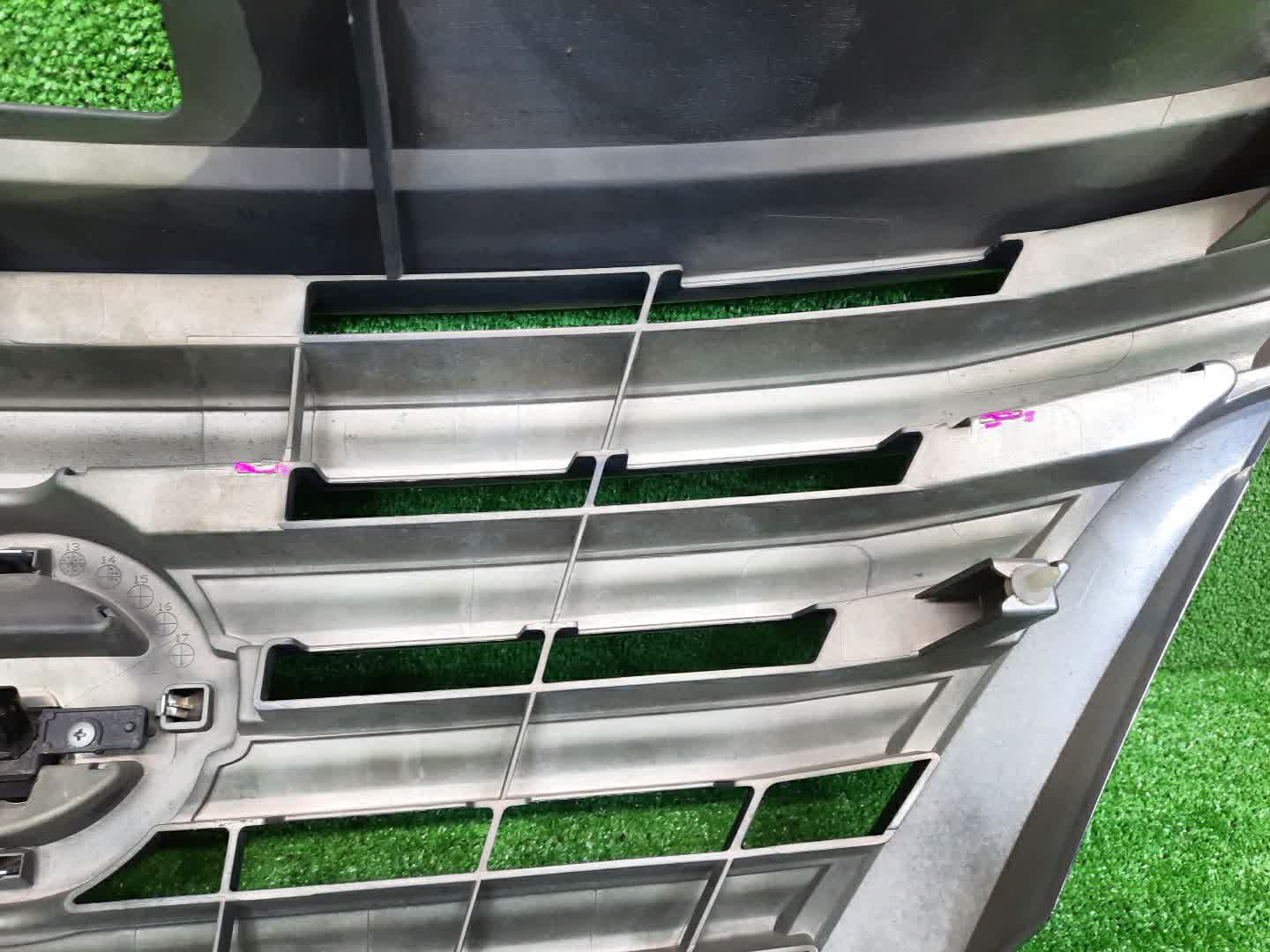 Решетка радиатора NISSAN SERENA C26 62310-3GS0A 2 ракурс Решетка радиатора NISSAN SERENA C26 62310-3GS0A 2 ракурс