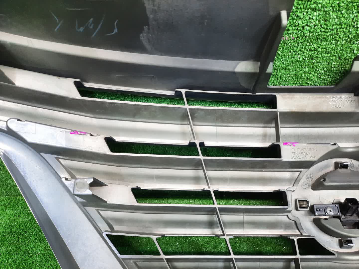 Решетка радиатора NISSAN SERENA C26 62310-3GS0A 3 ракурс Решетка радиатора NISSAN SERENA C26 62310-3GS0A 3 ракурс