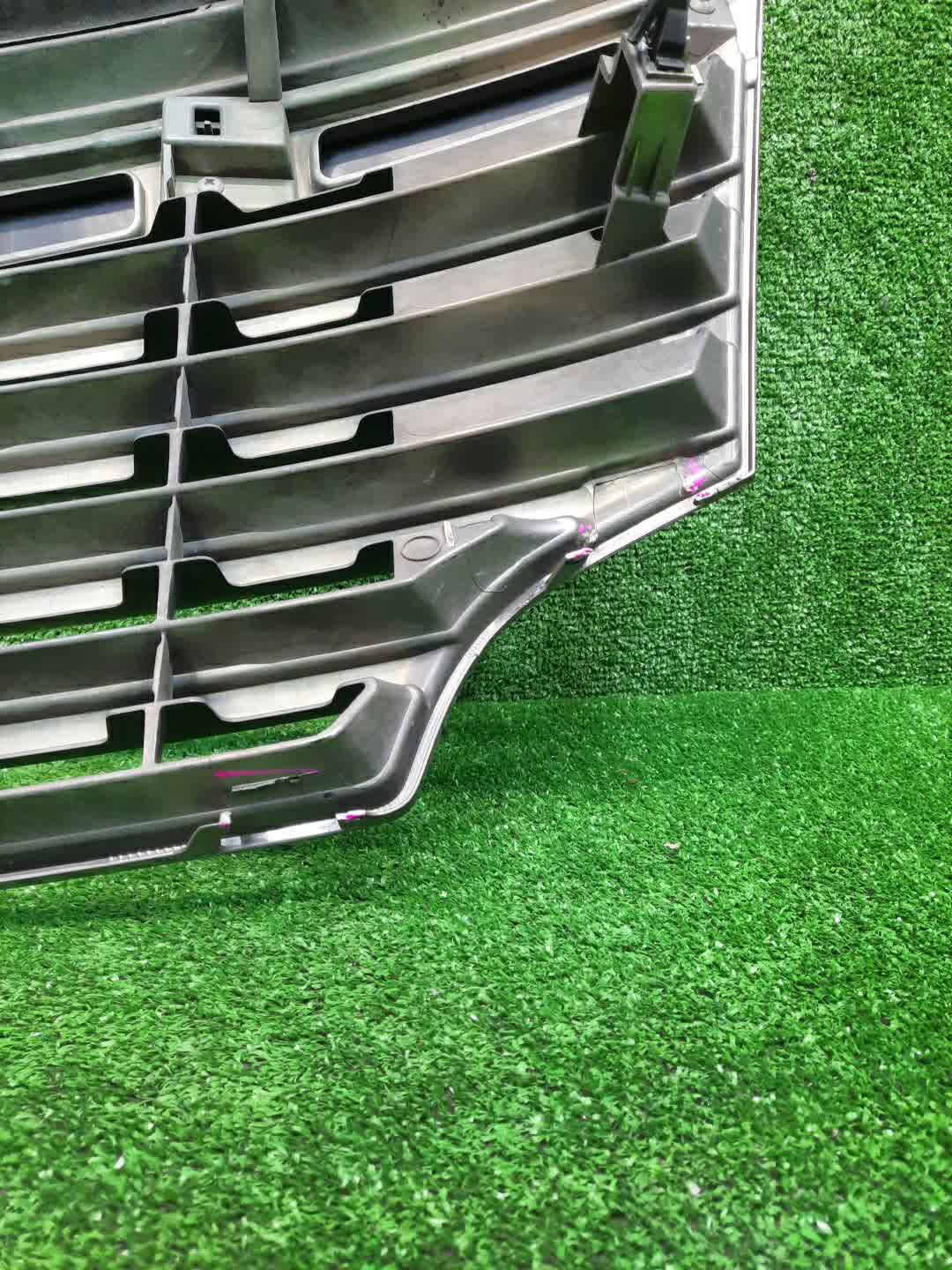 Решетка радиатора NISSAN ELGRAND E52 62312-1JB0 4 ракурс