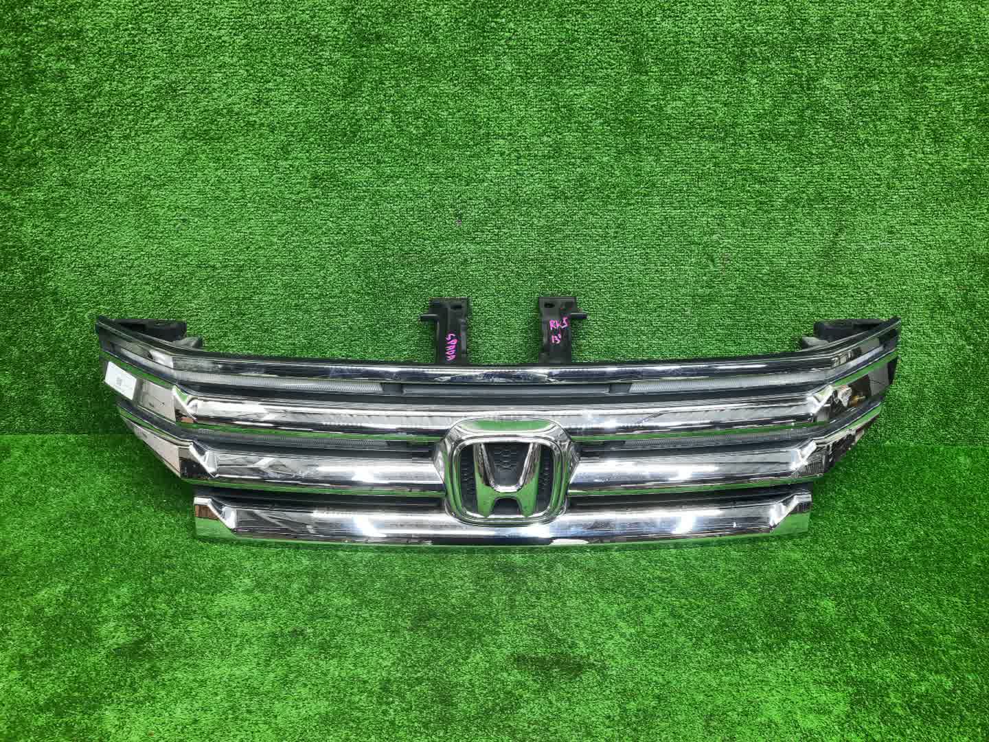 Решетка радиатора HONDA STEPWGN RK5 71123-SZW-N01 1 ракурс Решетка радиатора HONDA STEPWGN RK5 71123-SZW-N01 1 ракурс