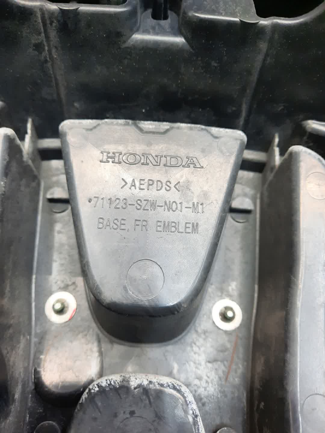 Решетка радиатора HONDA STEPWGN RK5 71123-SZW-N01 3 ракурс