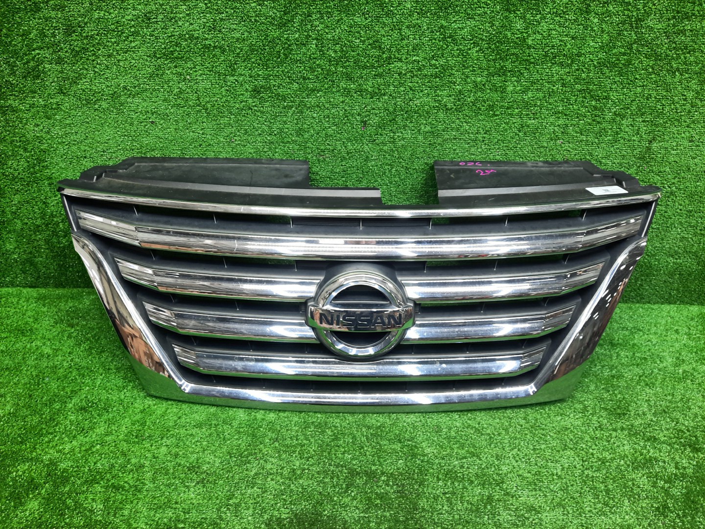 Решетка радиатора NISSAN SERENA C26 62310-3GS0A 1 ракурс Решетка радиатора NISSAN SERENA C26 62310-3GS0A 1 ракурс
