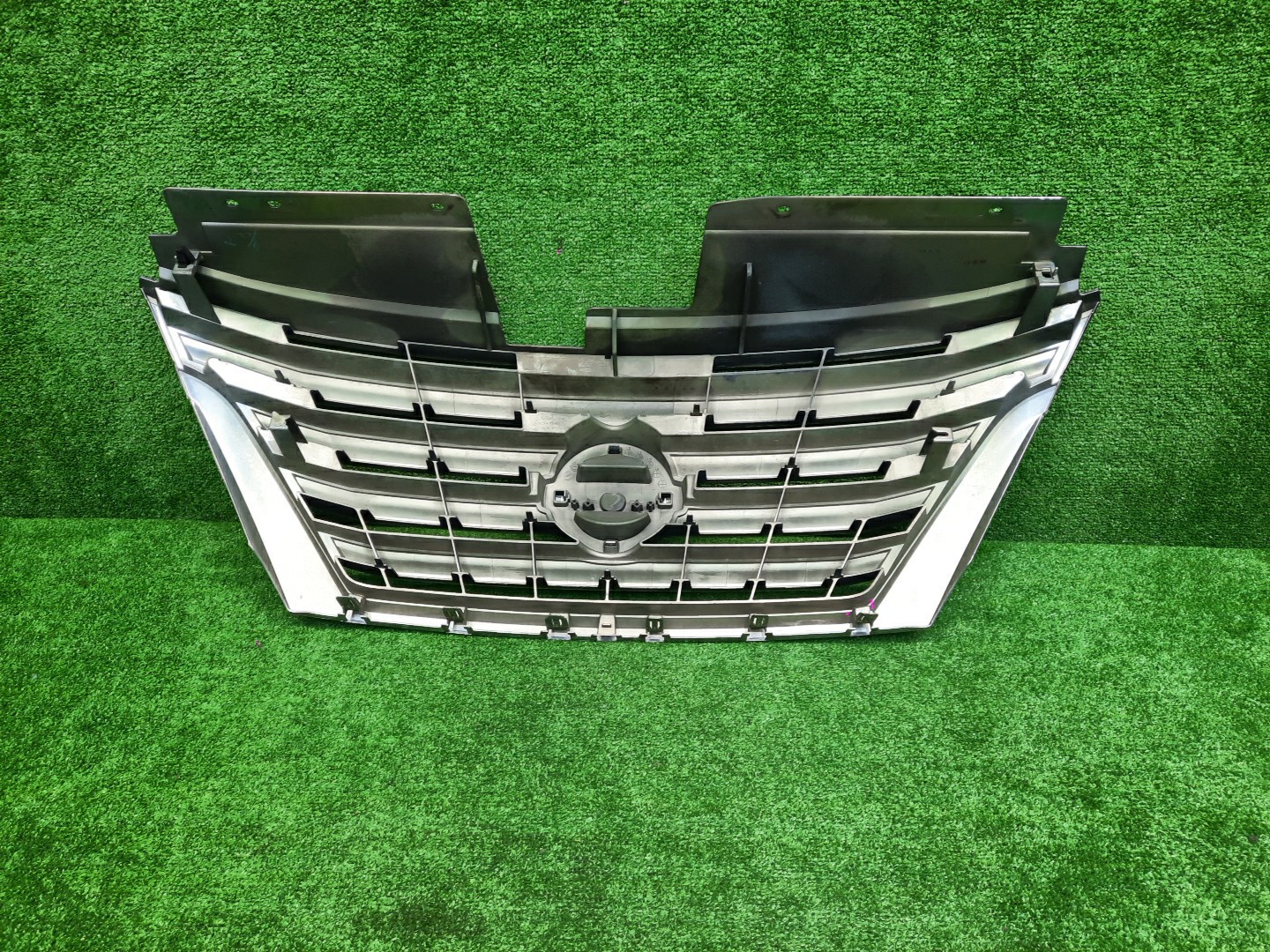 Решетка радиатора NISSAN SERENA C26 62310-3GS0A 2 ракурс Решетка радиатора NISSAN SERENA C26 62310-3GS0A 2 ракурс