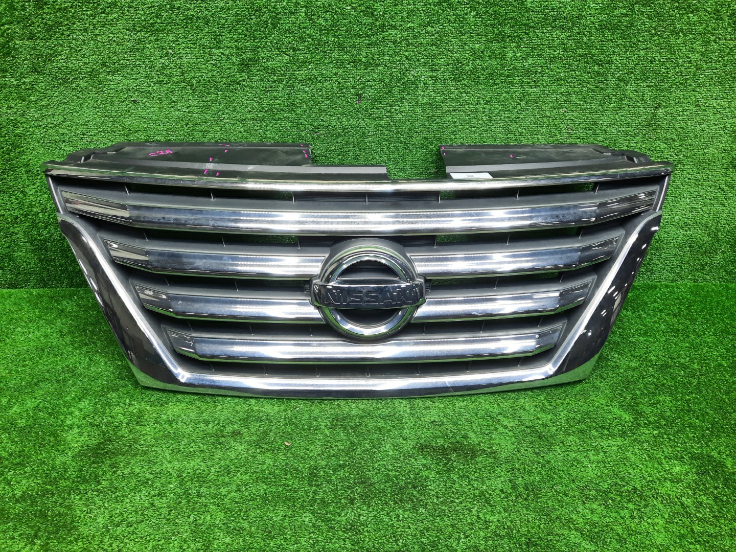 Решетка радиатора NISSAN SERENA C26 62310-3GS0A 1 ракурс Решетка радиатора NISSAN SERENA C26 62310-3GS0A 1 ракурс
