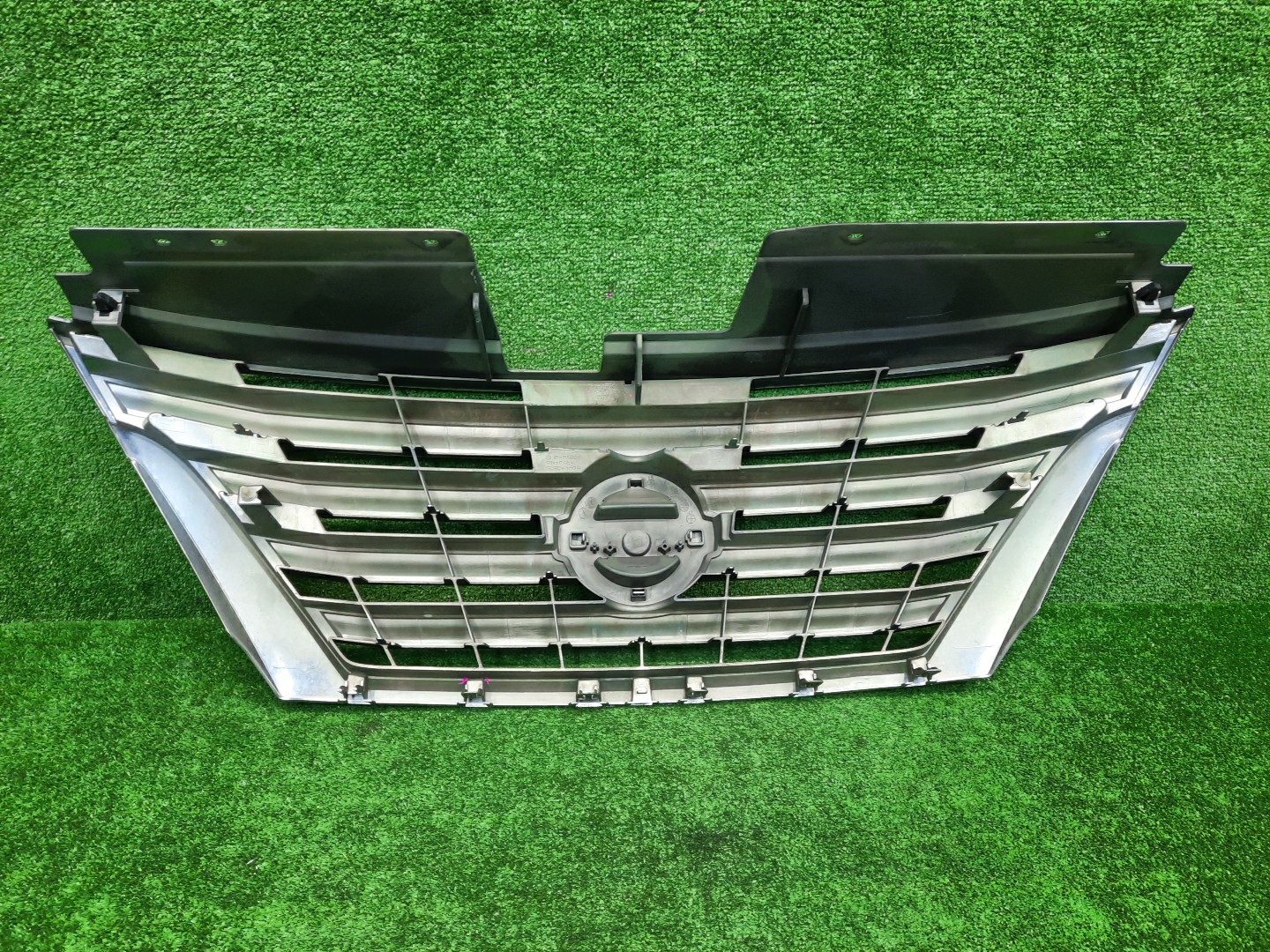 Решетка радиатора NISSAN SERENA C26 62310-3GS0A 2 ракурс Решетка радиатора NISSAN SERENA C26 62310-3GS0A 2 ракурс