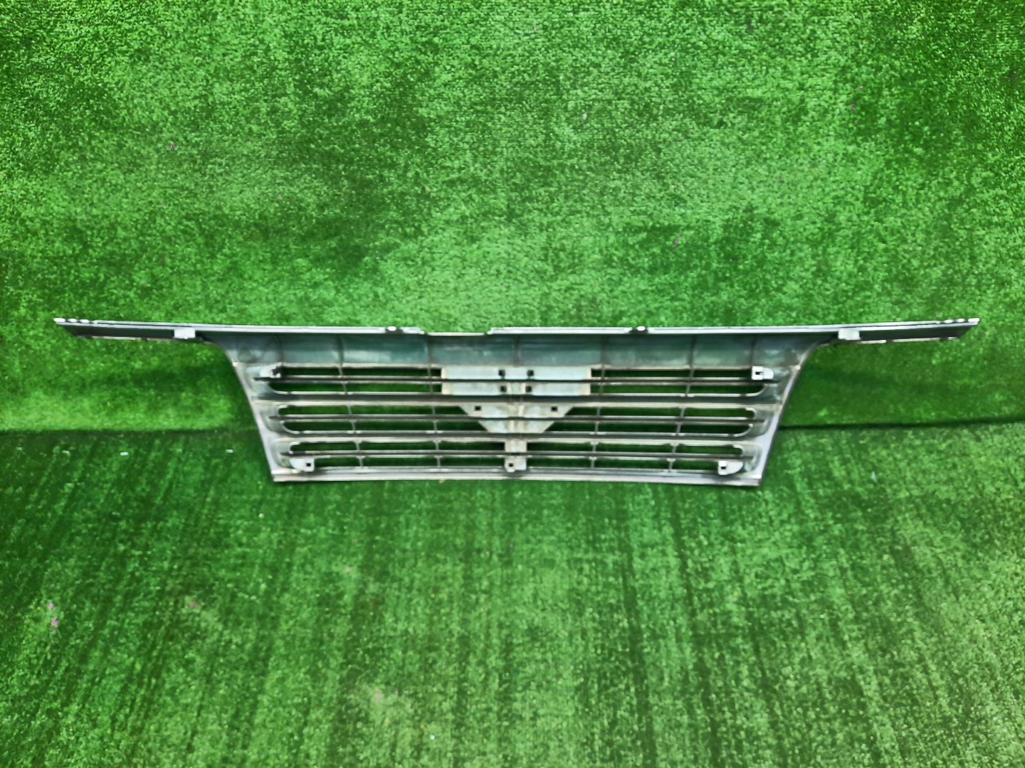Решетка радиатора NISSAN ELGRAND ATE50, AVE50, ATWE50, ALWE50, APWE50, AVWE50, APE50, ALE50 62310-VG200 5 ракурс