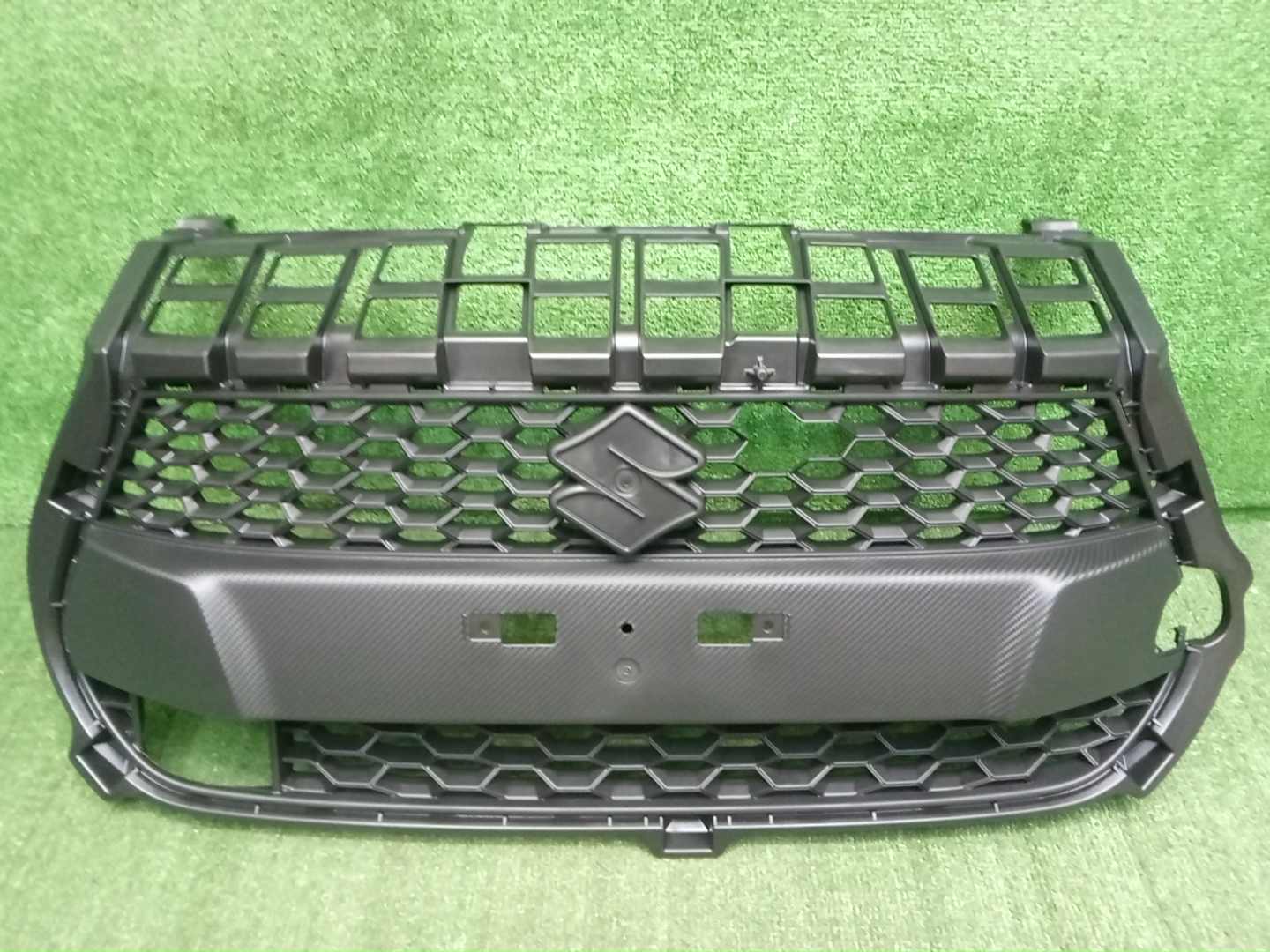 Решетка радиатора SUZUKI SWIFT ZC33S 71741-68R20-5PK 1 ракурс