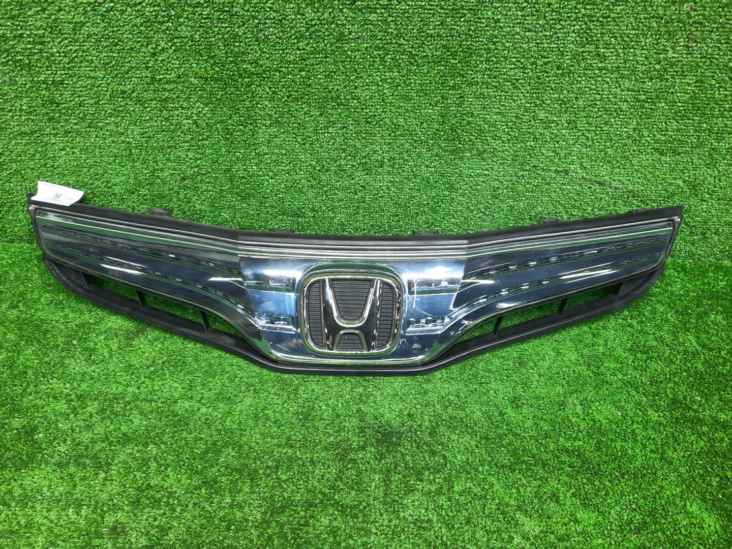 Решетка радиатора HONDA FIT GP1 71121-TF2-901-M1 2 ракурс